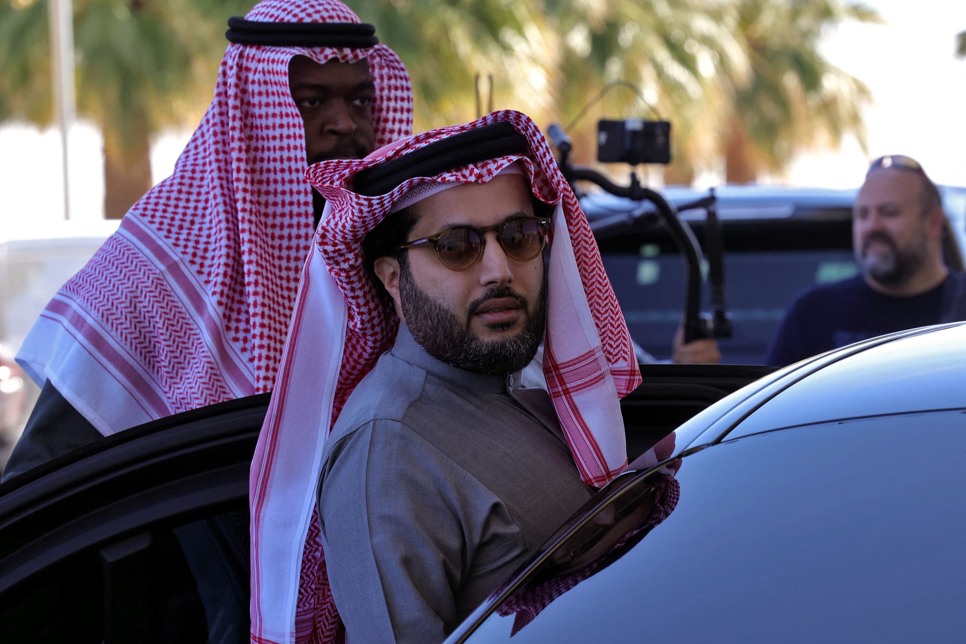 تركي آل الشيخ يكشف هوية الفريقين اللذين يشجعهما في السعودية وإنجلترا