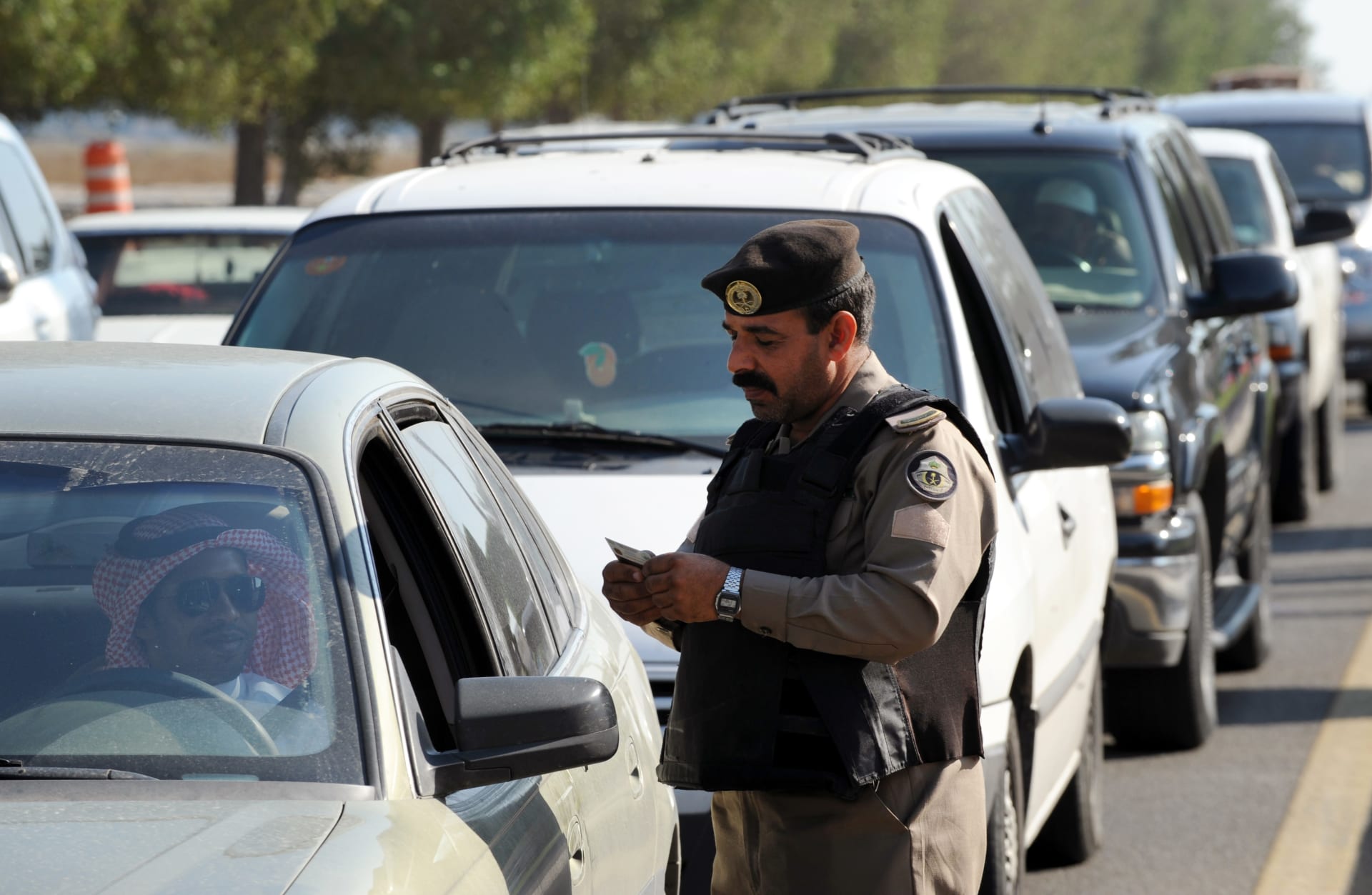 السعودية.. الأمن يقبض على شخص سرق سيارة من أمام صاحبها أثناء صيانتها