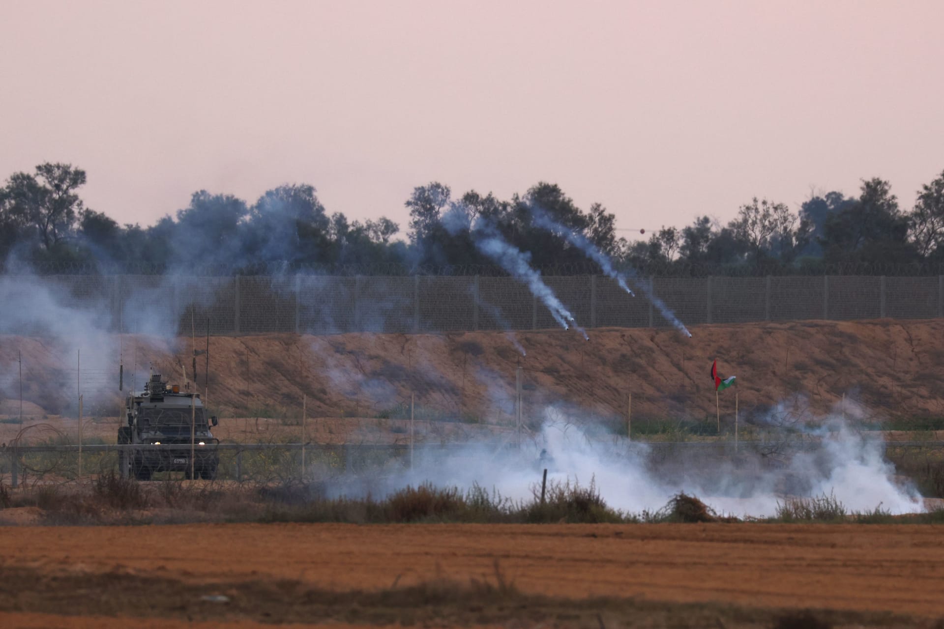 إسرائيل تقصف غزة ردا على "بالونات حارقة" من القطاع للمرة الأولى منذ أكثر من عام