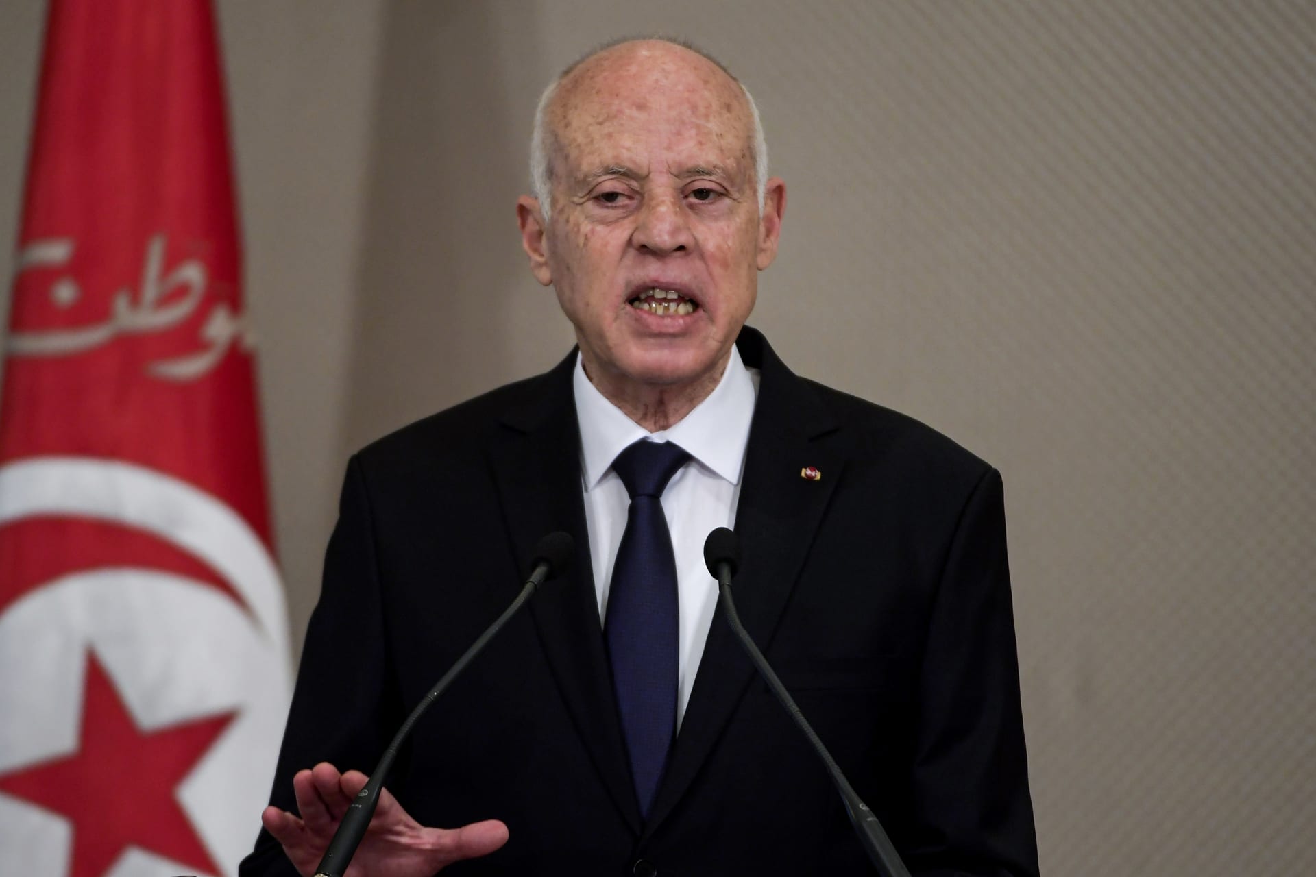 بعد انقطاع التيار.. الرئيس التونسي يُقيل المدير العام لشركة الكهرباء