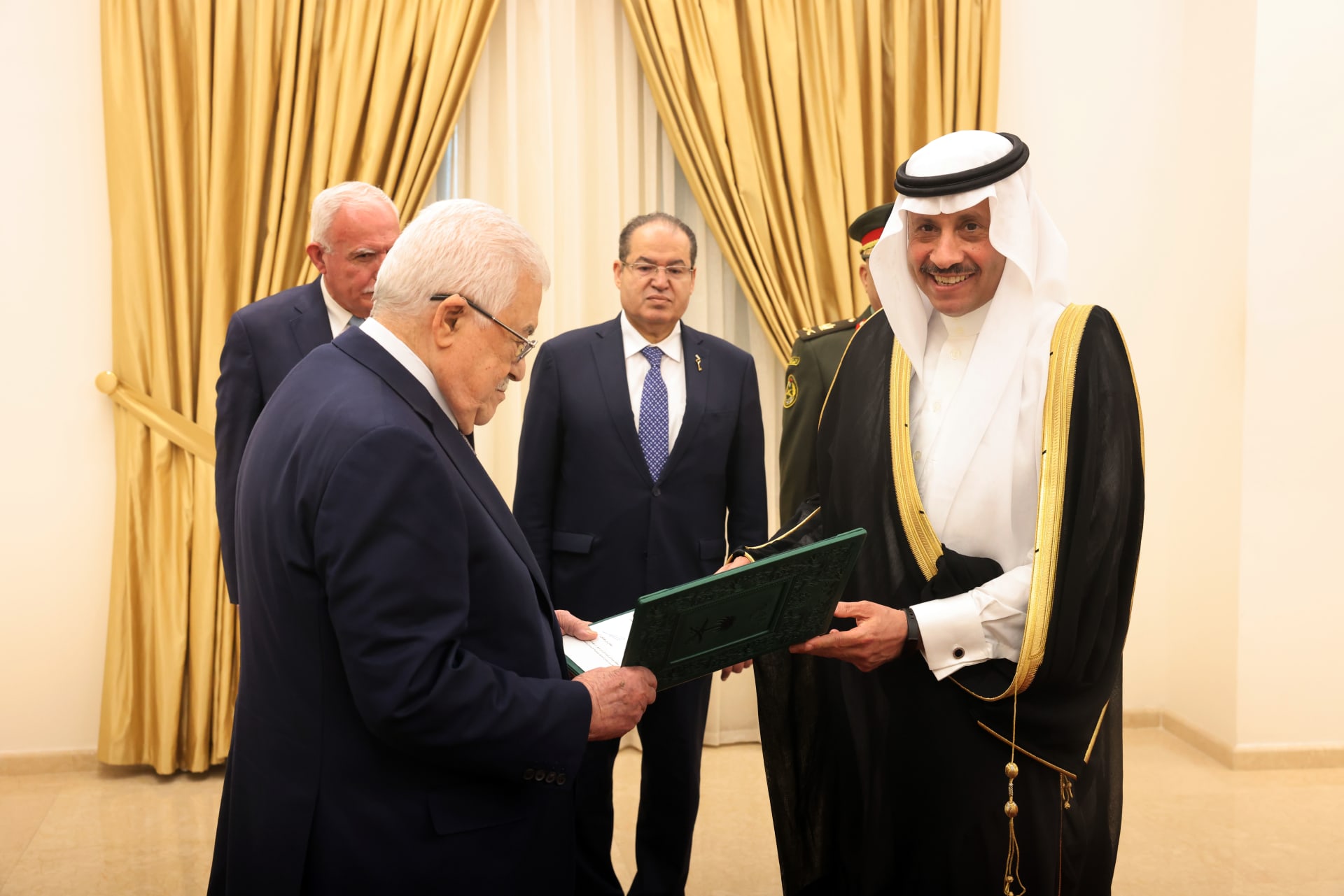 محمود عباس يقبل أوراق نايف السديري سفيرا للسعودية..وهذا ما قاله عن العلاقات مع الرياض
