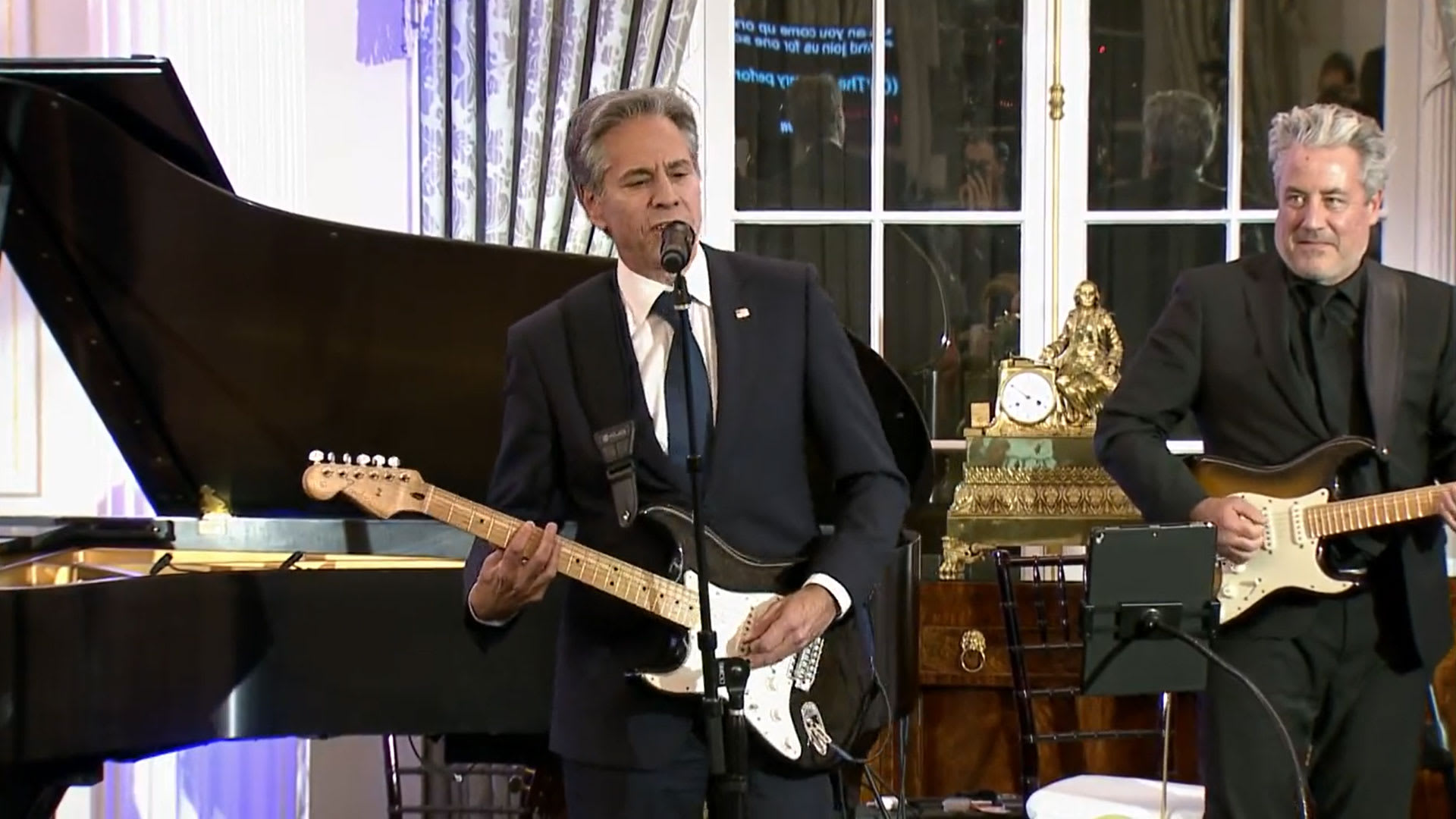 فيديو وزير الخارجية الأمريكي يغني ويعزف القيثارة يثير تفاعلا