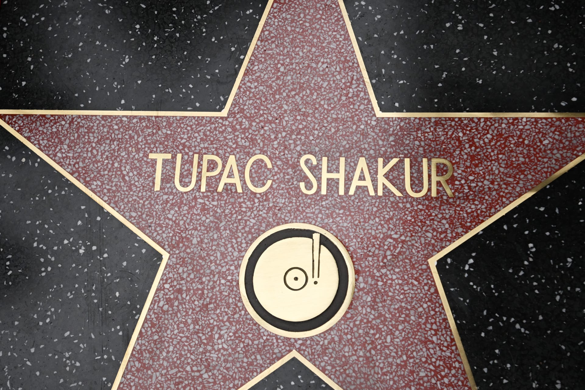 مصدر لـCNN: إلقاء القبض على شخص مرتبط بمقتل مغني الراب توباك شاكور عام 1996