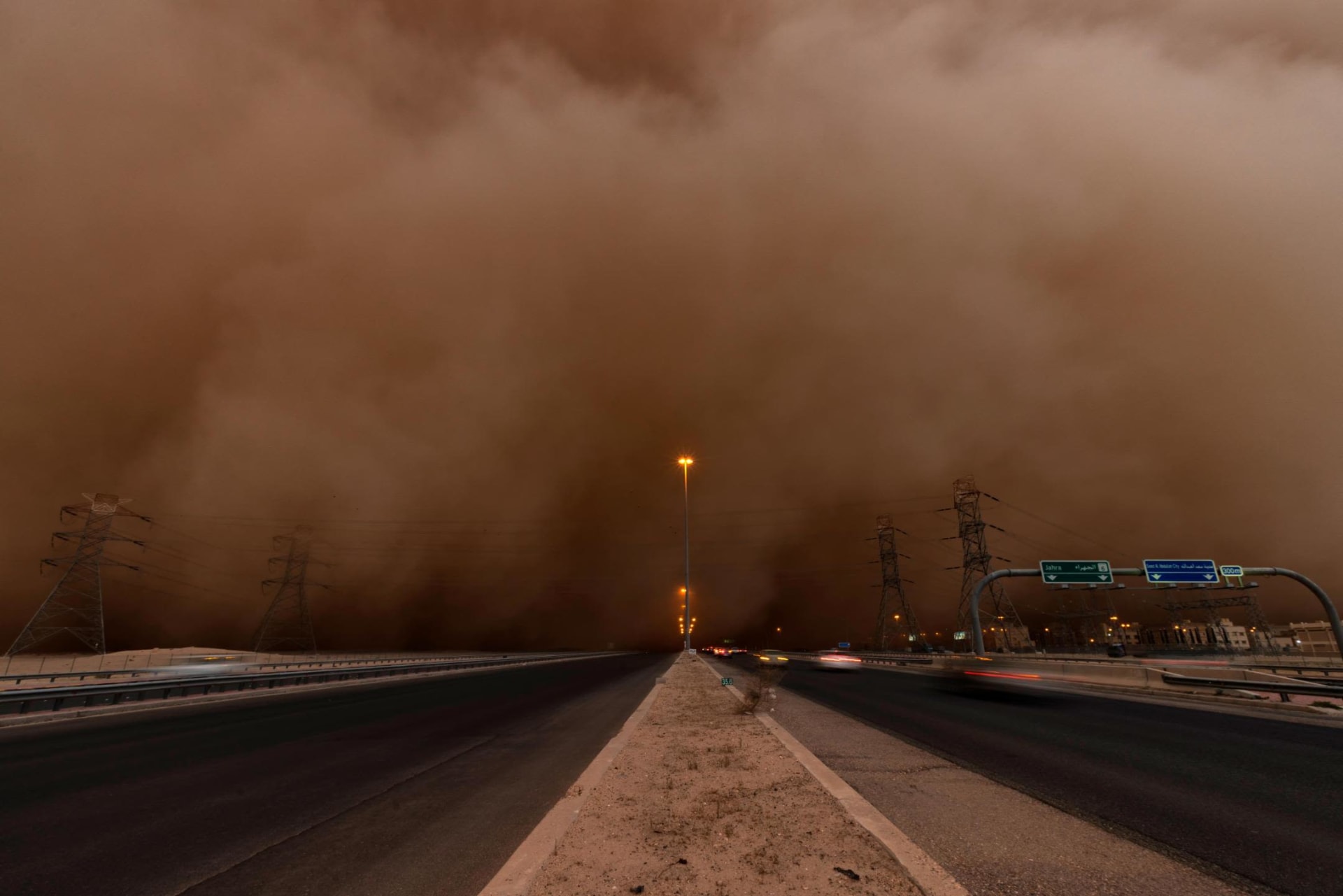 كويتية تطارد العواصف وترصد صورا مذهلة للأحداث المناخية القاسية