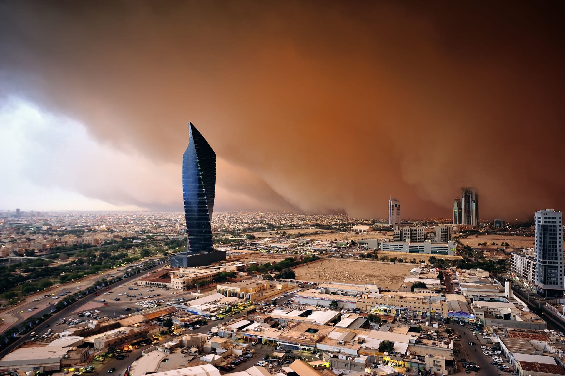 كويتية تطارد العواصف وترصد صورا مذهلة للأحداث المناخية القاسية