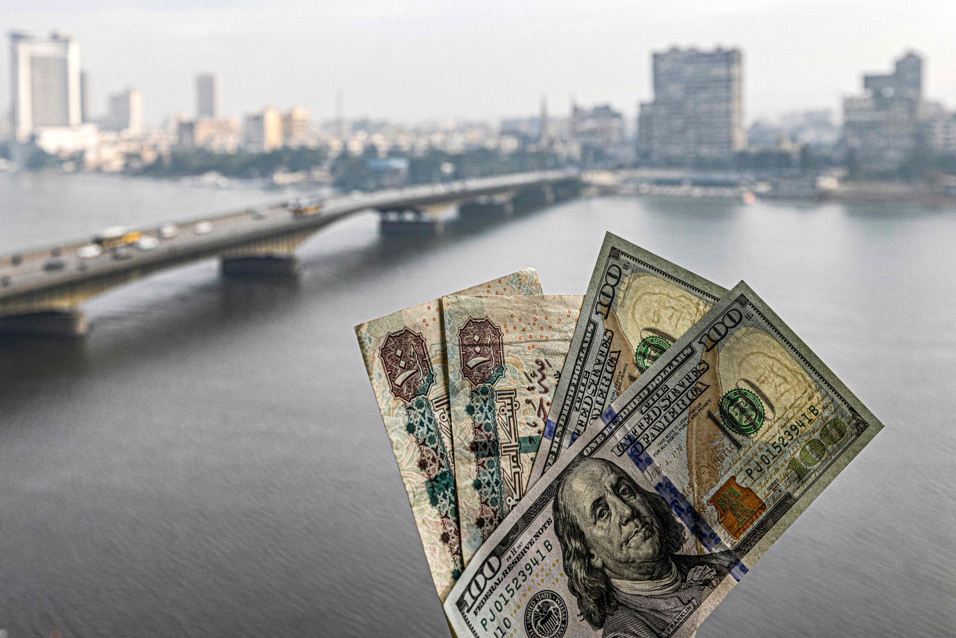 مصر.. كيف تسهم اتفاقية مبادلة العملة مع الإمارات في تخفيف أزمة نقص الدولار؟