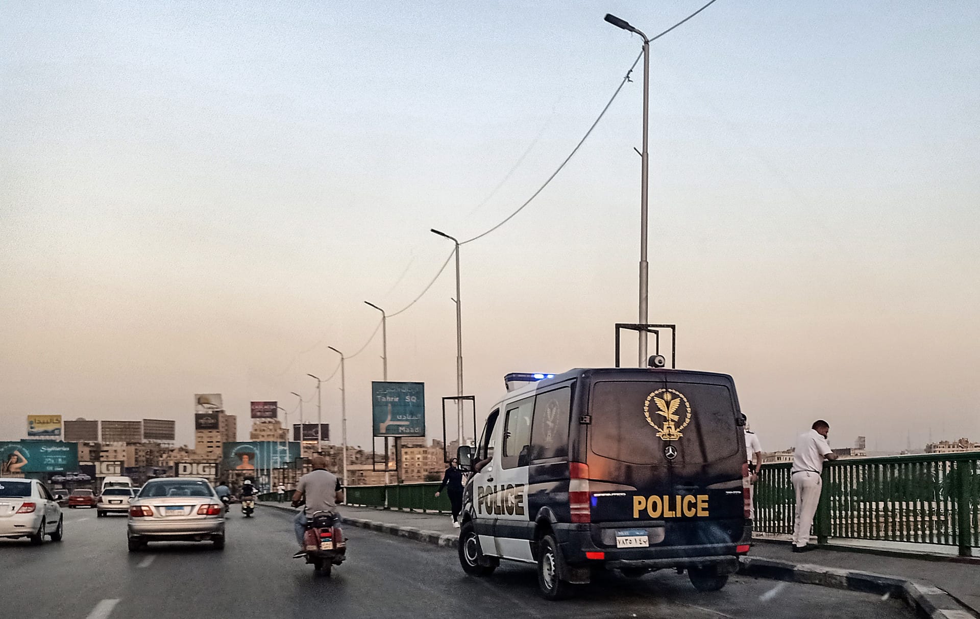 بعد تداول فيديوهات من مطروح.. الداخلية المصرية تُعلق على "مشاجرة" لالتقاط صور مع "شعراء ليبيين"