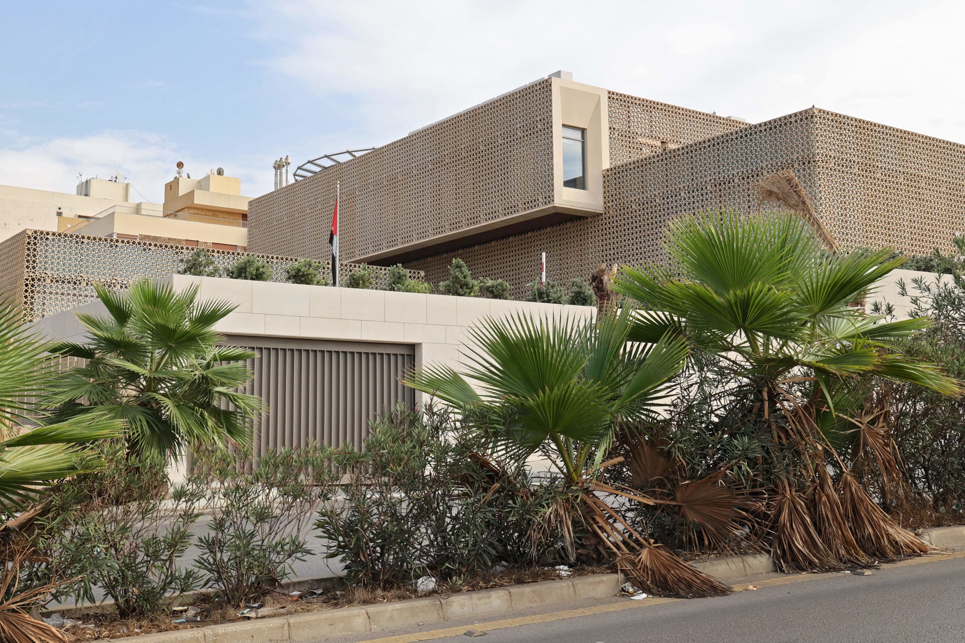محمد بن زايد وميقاتي يتفقان على اتخاذ إجراءات إعادة افتتاح سفارة أبوظبي في بيروت