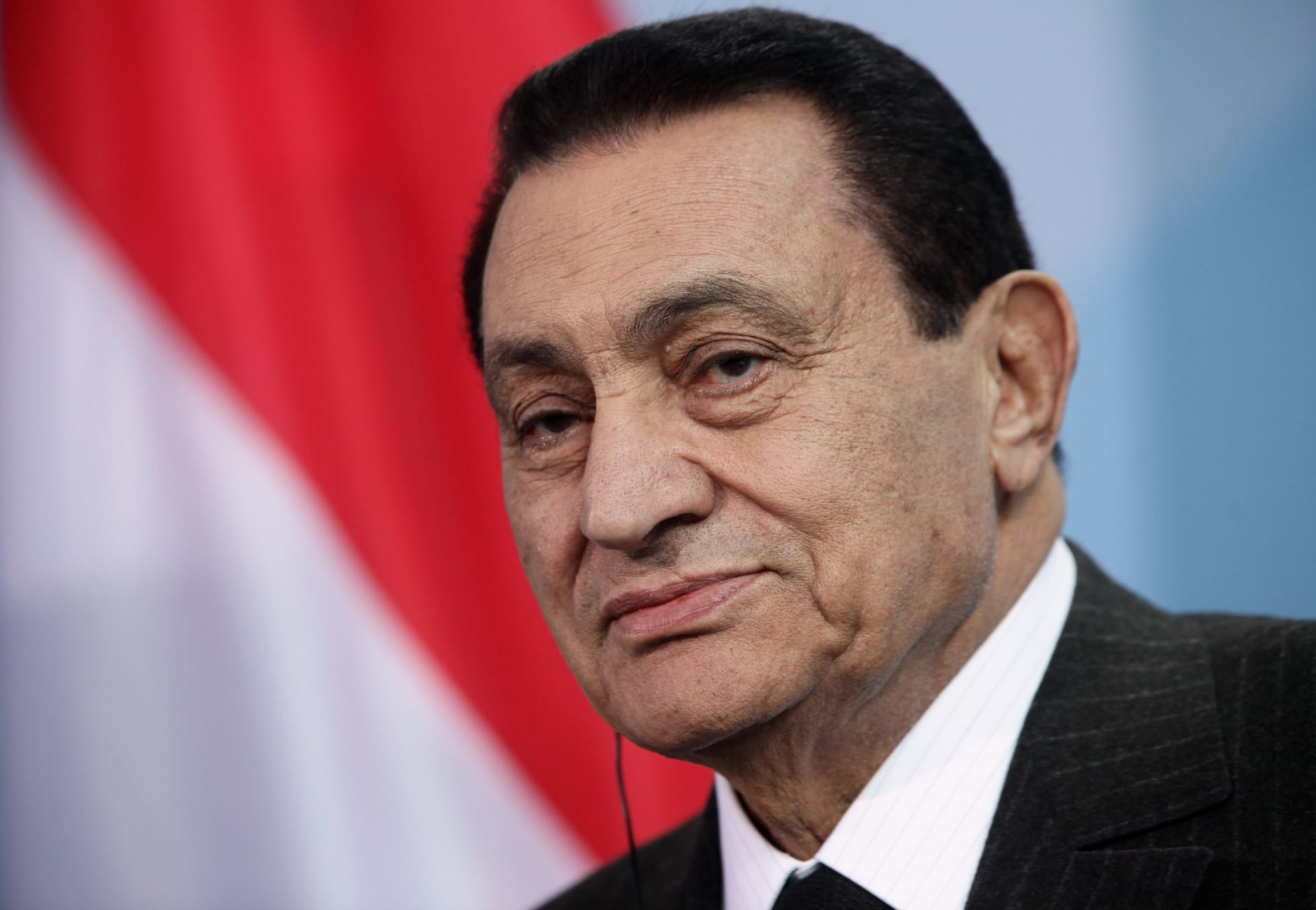 علاء مبارك يُجيب على سؤال حول السماح لـ"الناس العاديين" بزيارة ضريح والده