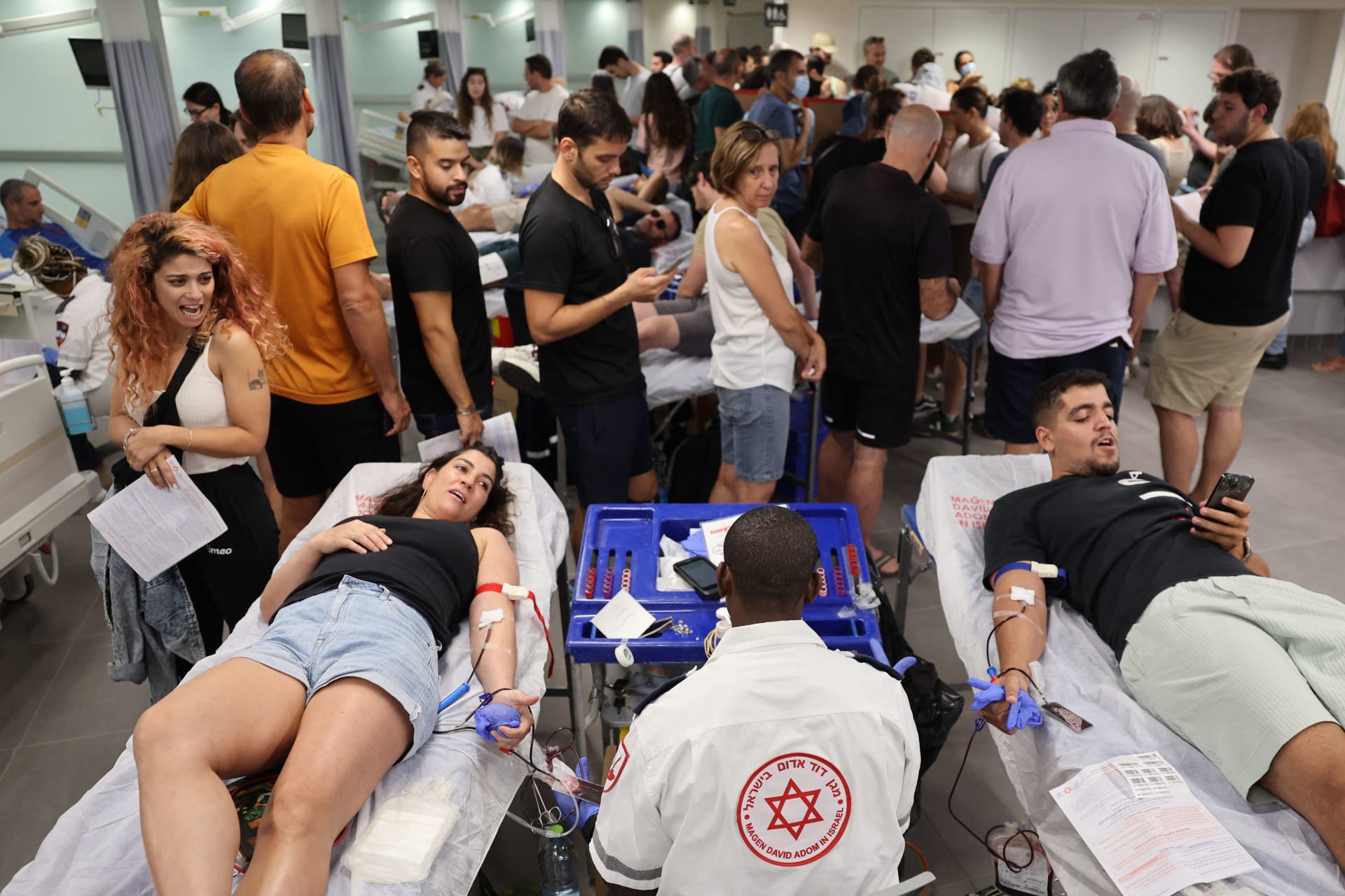 إسرائيليون يتبرعون بالدم في مستشفى في تل أبيب، 7 أكتوبر، 2023