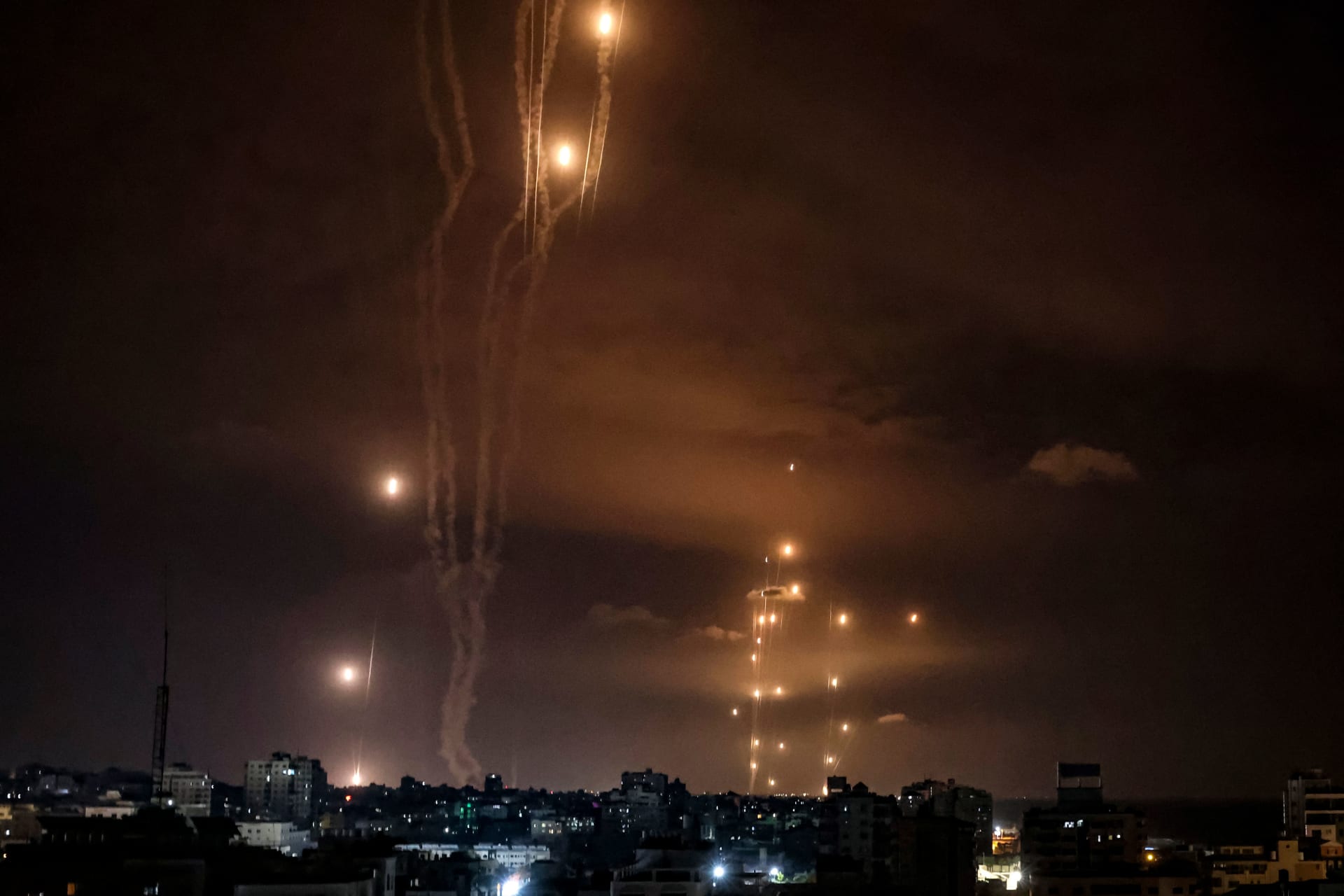 نظام القبة الحديدية يعترض صواريخ أطلقها مسلحون فلسطينيون من مدينة غزة في 7 أكتوبر/ تشرين الأول 2023.