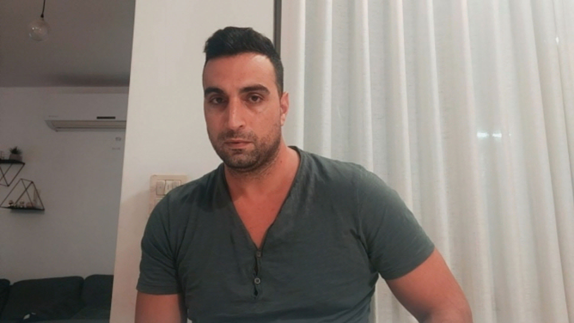 إسرائيلي يكتشف خطف زوجته وبناته بفيديو متداول لعملية "طوفان الأقصى".. هذا ما قاله لـCNN