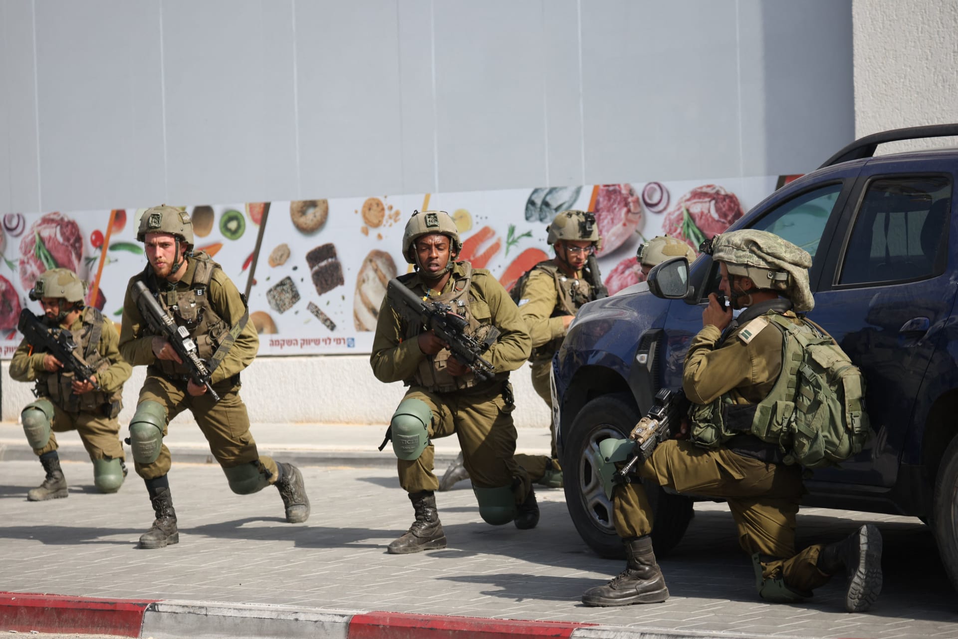 جنود إسرائيليون ينتشرون في منطقة قُتل فيها مدنيون في مدينة سديروت الجنوبية، 7 أكتوبر، 2023.