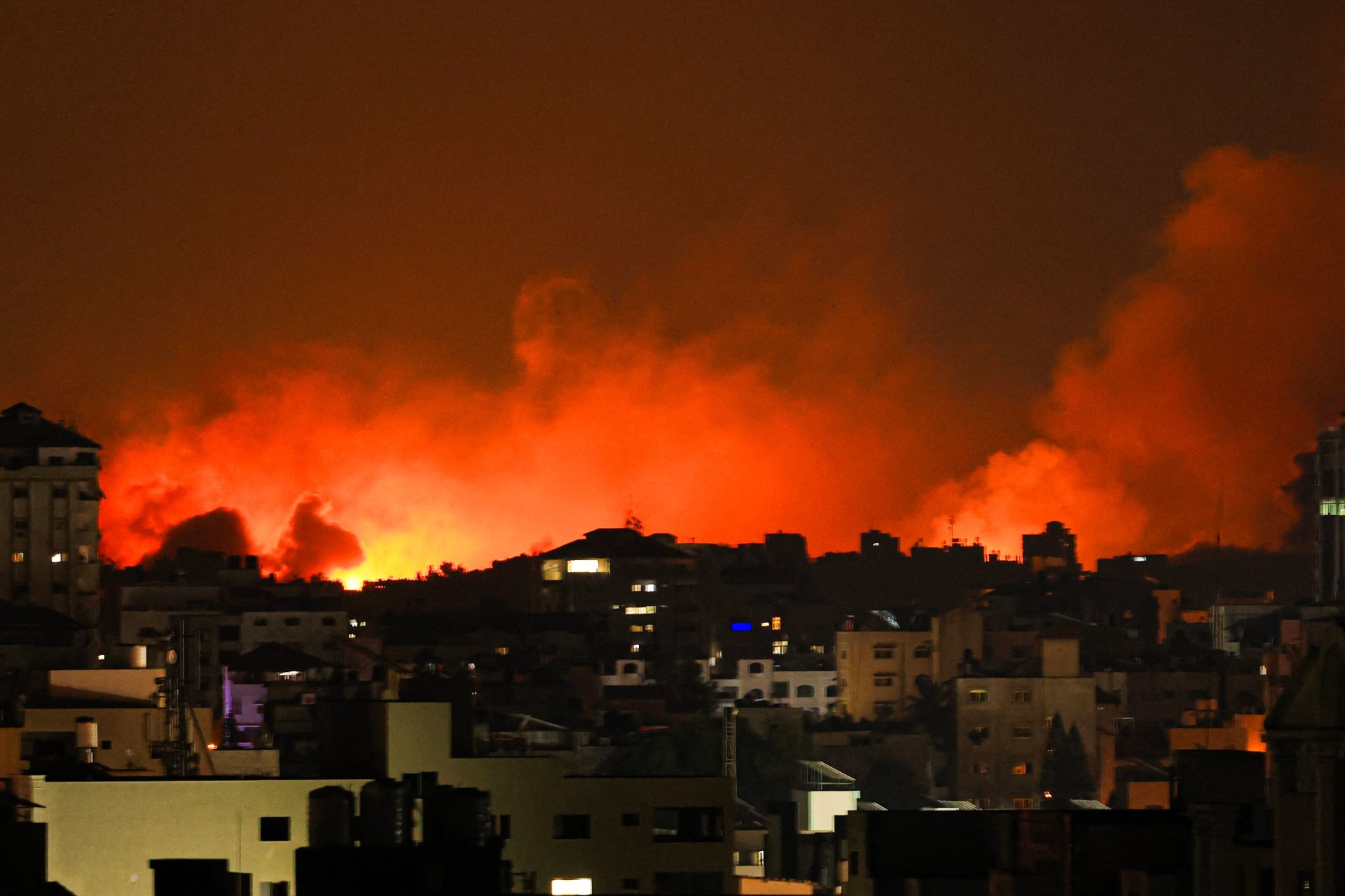 عمود من الدخان يتصاعد فوق المباني في مدينة غزة خلال غارة جوية إسرائيلية في 8 أكتوبر/ تشرين الأول 2023.