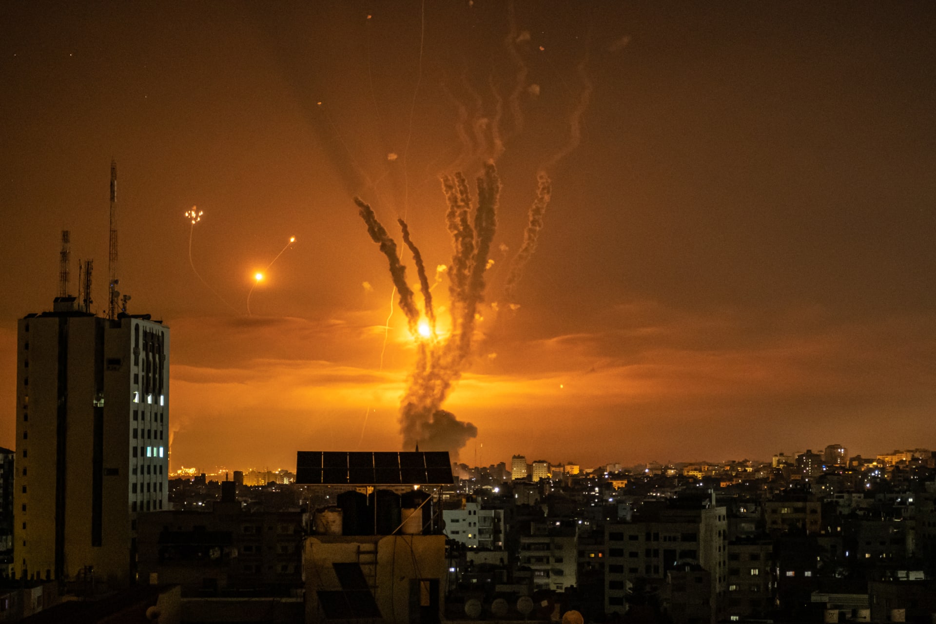 انطلاق صافرات الإنذار في القدس وتل أبيب نتيجة إطلاق صواريخ من غزة