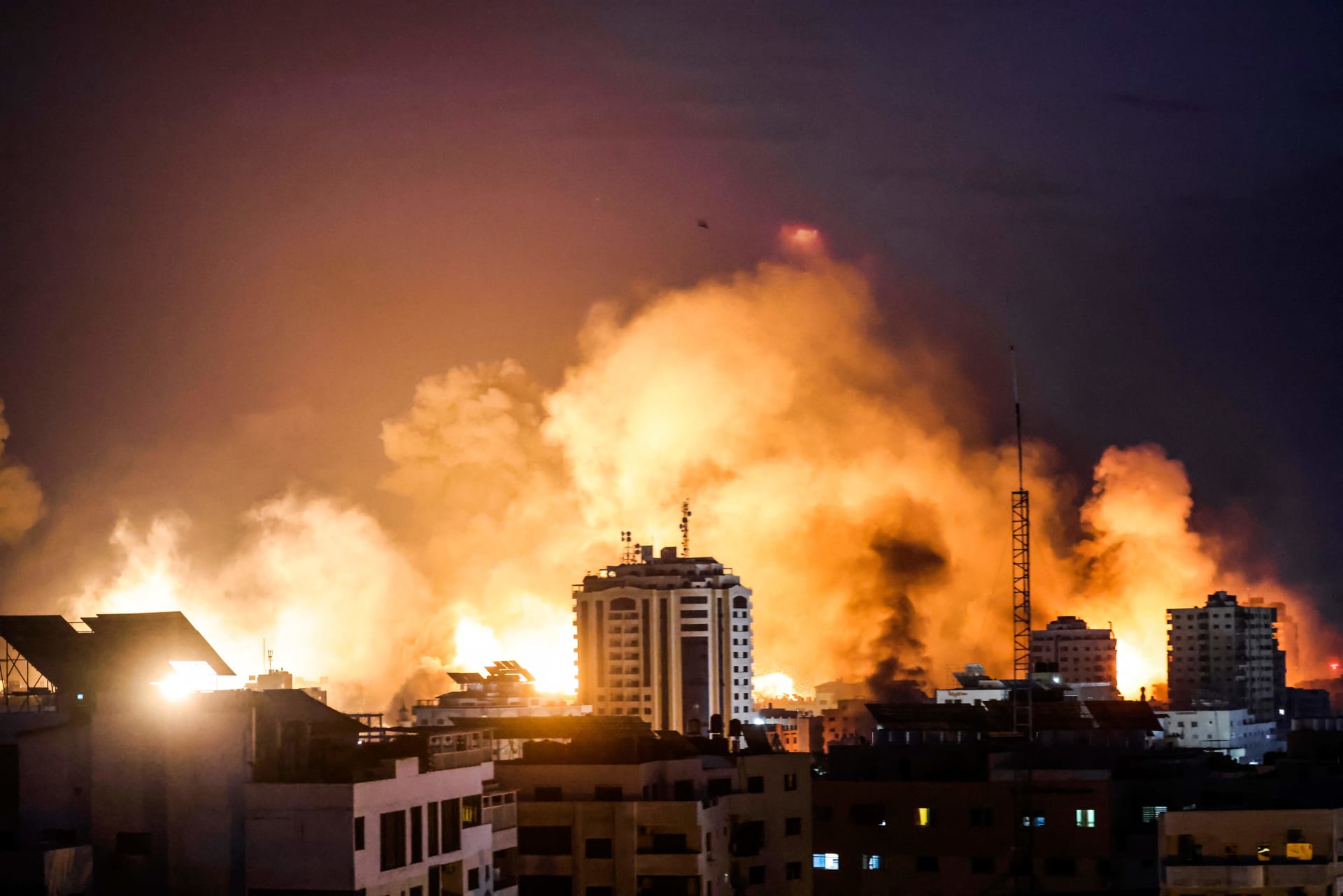 كرة نارية أثناء القصف الإسرائيلي لمدينة غزة في 9 أكتوبر/ تشرين الأول 2023