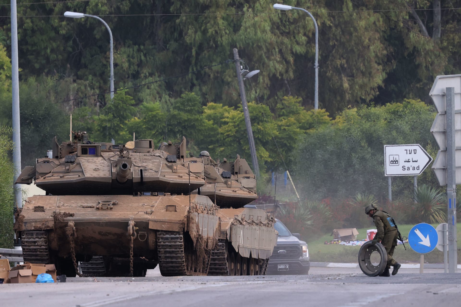 تتمركز دبابات ميركافا التابعة للجيش الإسرائيلي بالقرب من الحدود مع غزة في جنوب إسرائيل في 10 أكتوبر/ تشرين الأول 2023.