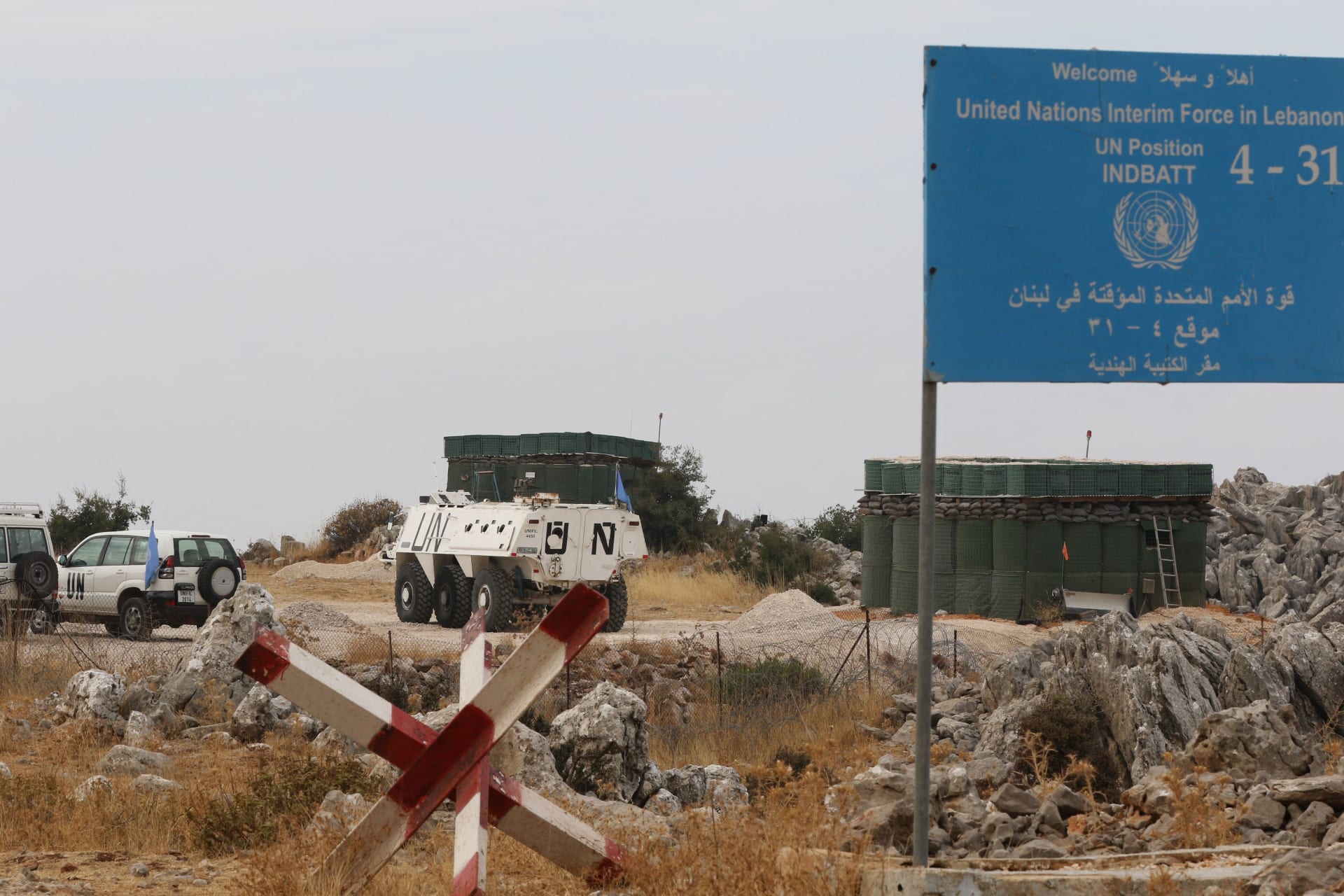 ركبات تابعة لقوات الأمم المتحدة المؤقتة في لبنان (اليونيفيل) متوقفة في نطاق قرية كفرشوبا بجنوب لبنان على الحدود مع إسرائيل في 8 أكتوبر 2023.