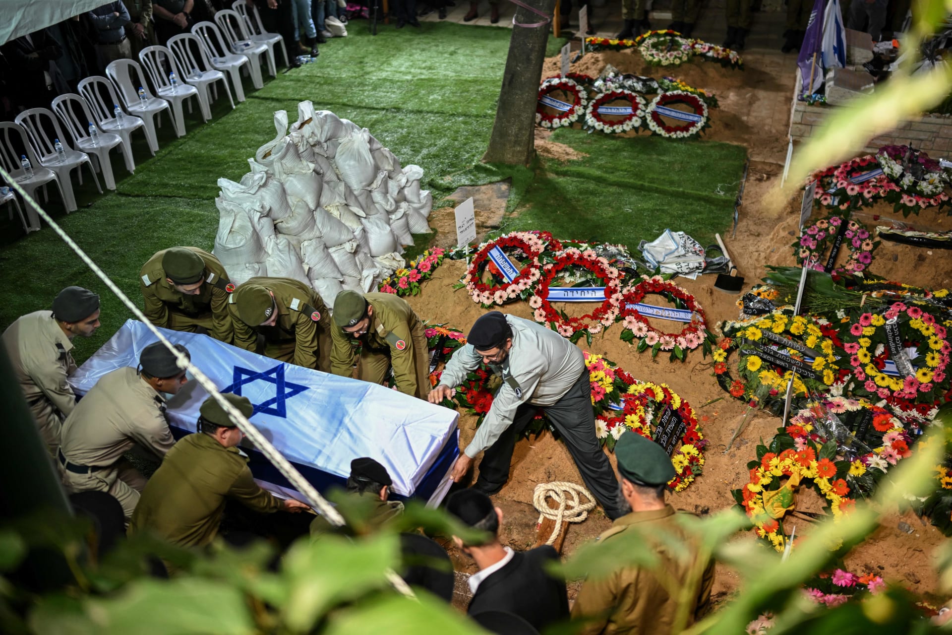 جنود بالجيش الإسرائيلي يحملون نعش رفيقهم، نعوم إليميله روتنبرغ، خلال جنازته في مقبرة جبل هرتزل في القدس في 10 أكتوبر 2023.