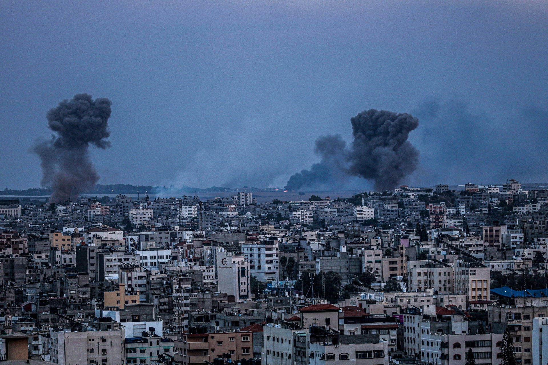 دخان يتصاعد من أهداف ضربتها إسرائيلي في غزة في 10 اكتوبر 2023