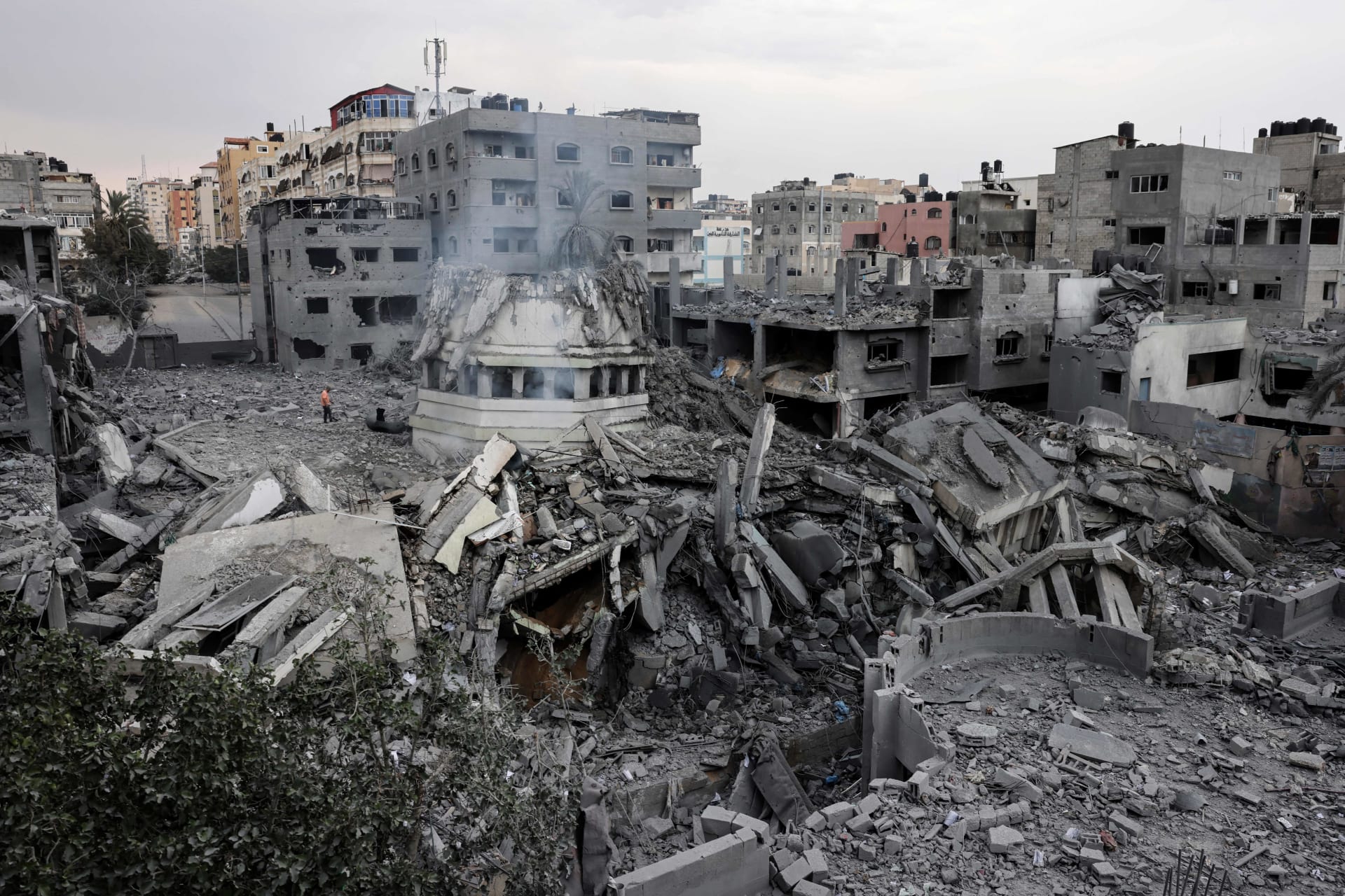 صور قبل وبعد تظهر الدمار في مسجد (أم مساجد؟) غزة