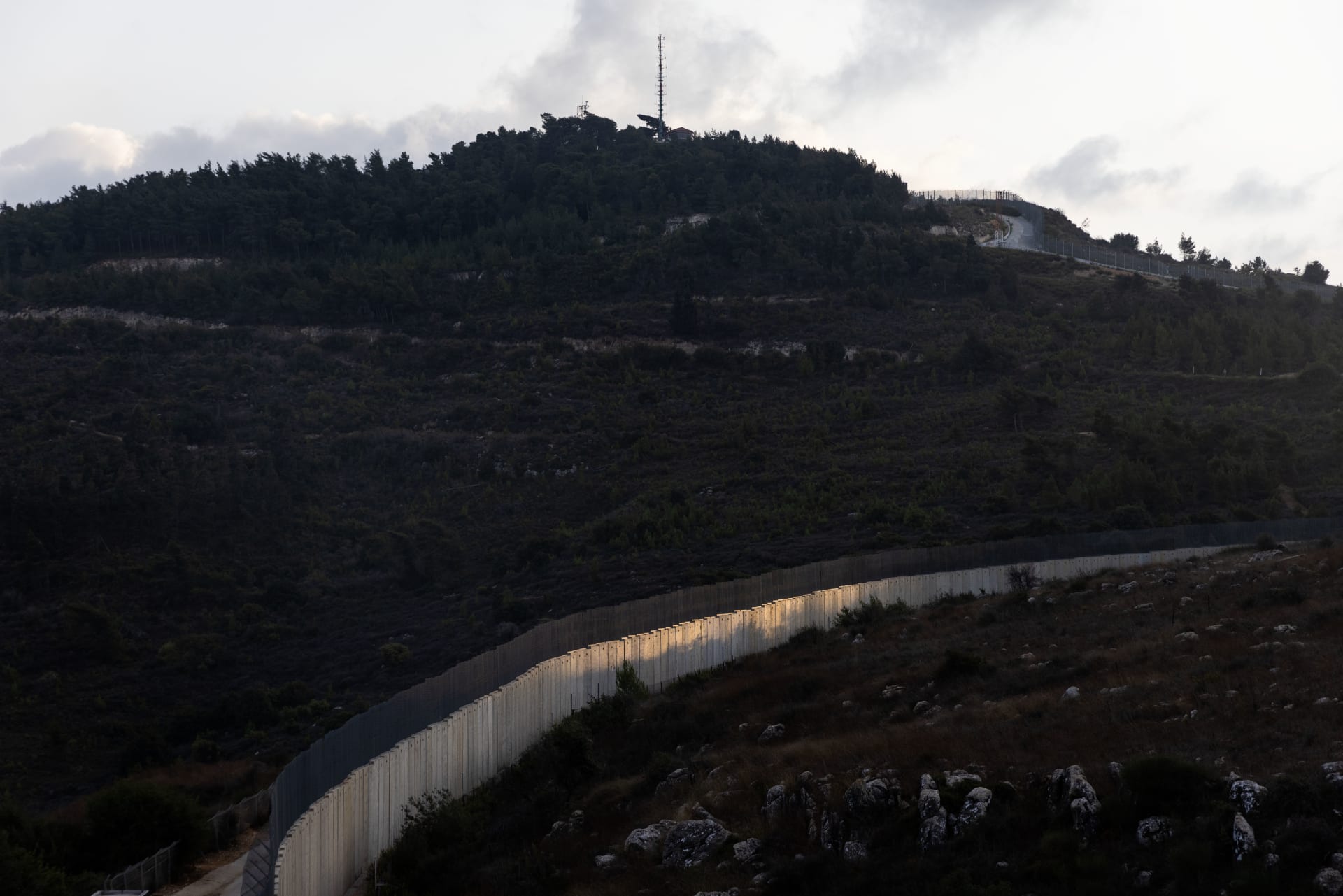 جدار يمثل الحدود اللبنانية الإسرائيلية على طول الخط الأزرق في 10 أكتوبر 2023 في العديسة، لبنان