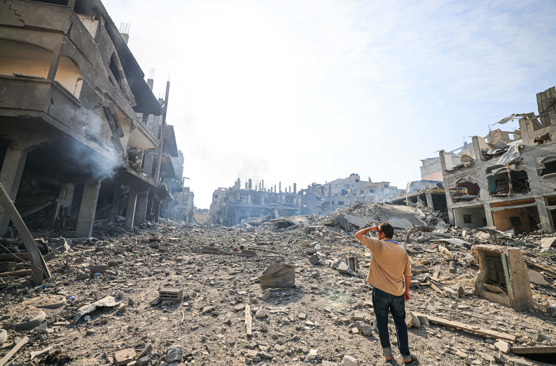 رجل ينظر إلى الدمار في حي بمخيم جباليا للاجئين في قطاع غزة، 11 أكتوبر، 2023.