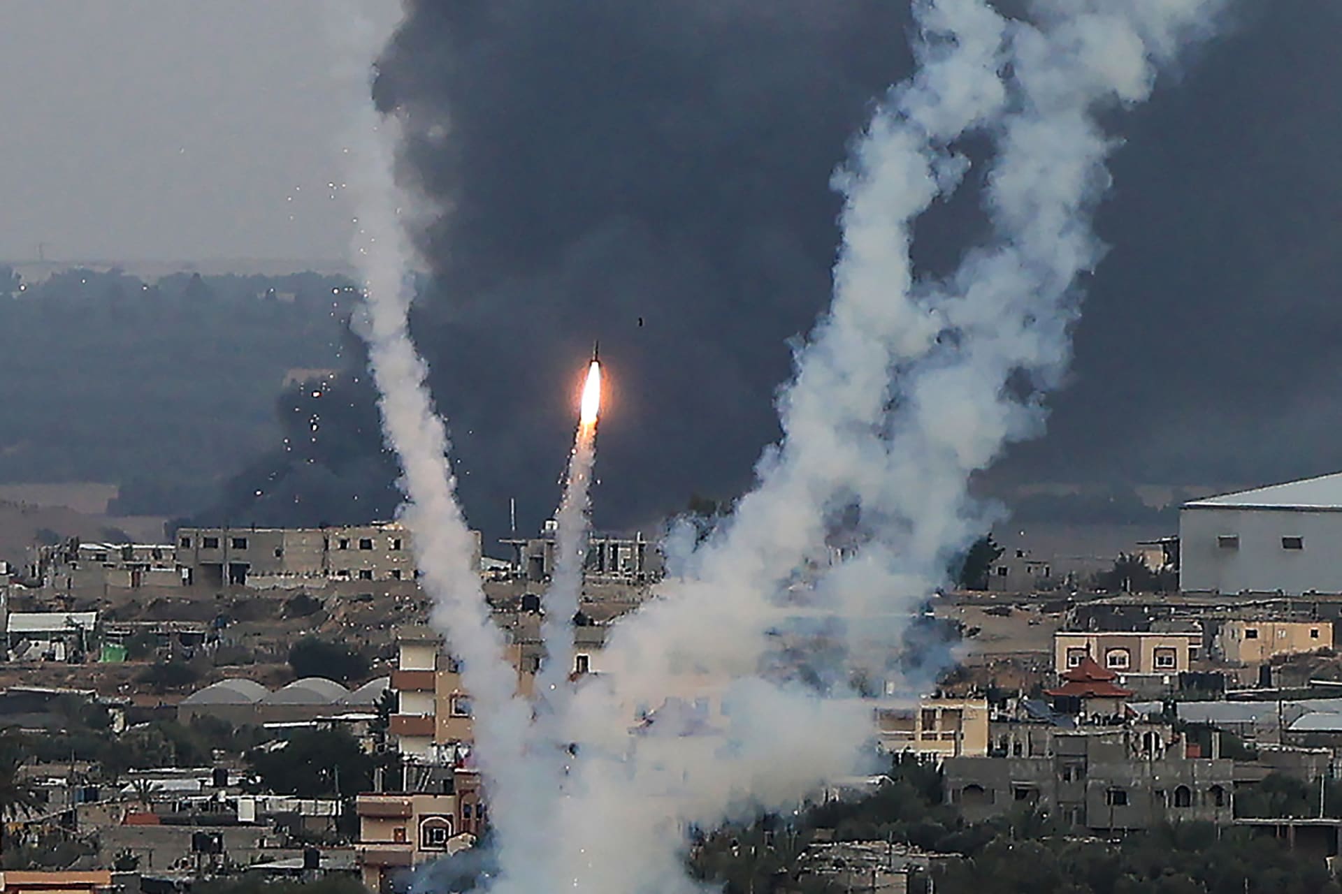 مسلحون فلسطينيون يطلقون صواريخ باتجاه إسرائيل من رفح، جنوب قطاع غزة، في 11 أكتوبر/ تشرين الأول 2023.