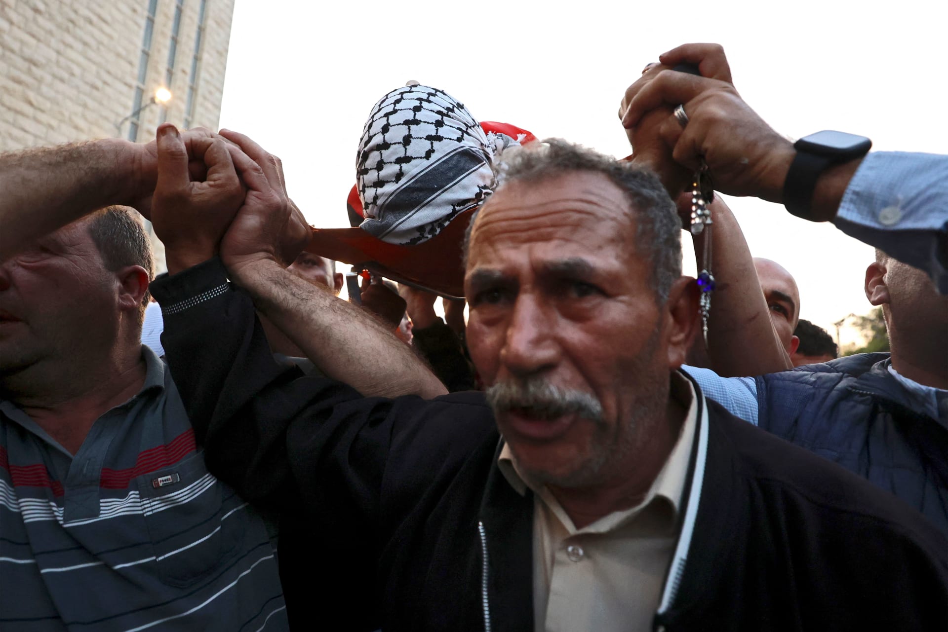 مشيعون يحملون جثمان شاب قُتل في اشتباكات مع مستوطنين إسرائيليين في قرية قُصرة في نابلس بالضفة الغربية، في 11 أكتوبر/ تشرين الأول 2023.