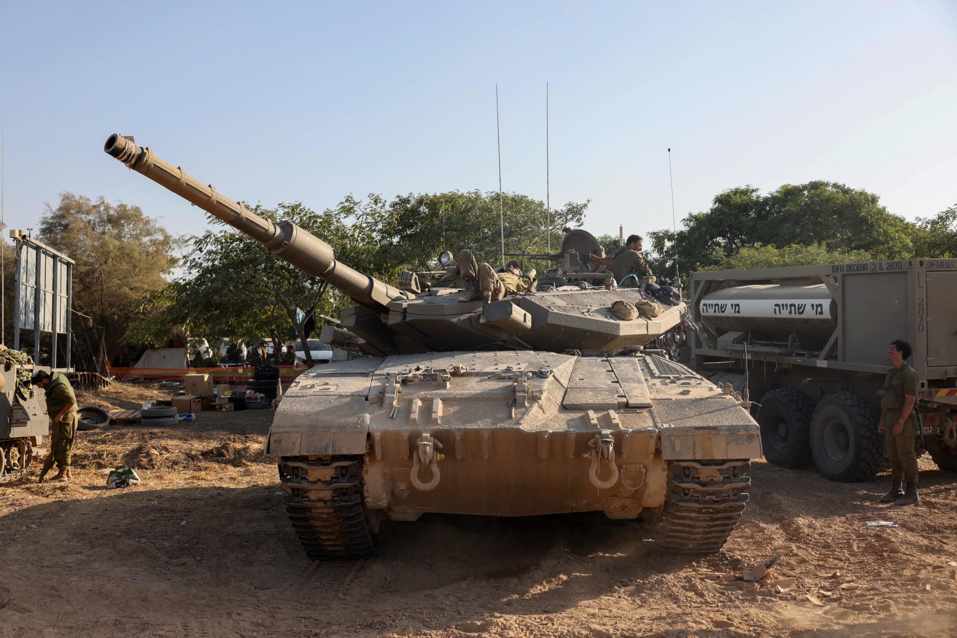 جنود من وحدة الدبابات الإسرائيلية متمركزة على طول الحدود مع غزة في 12 أكتوبر 2023