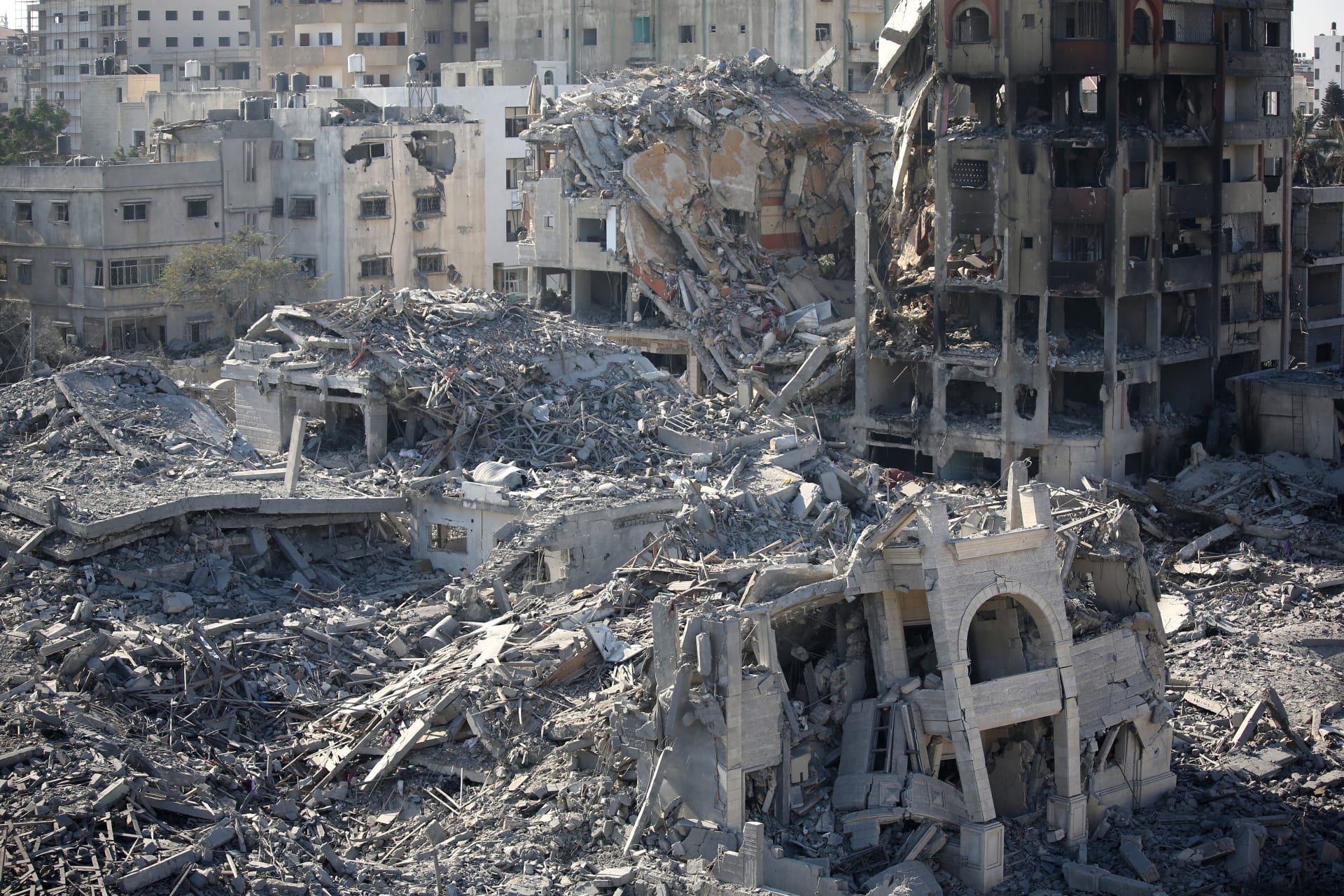 مواطنون فلسطينيون يتفقدون الأضرار التي لحقت بمنازلهم بسبب الغارات الجوية الإسرائيلية في 13 أكتوبر 2023