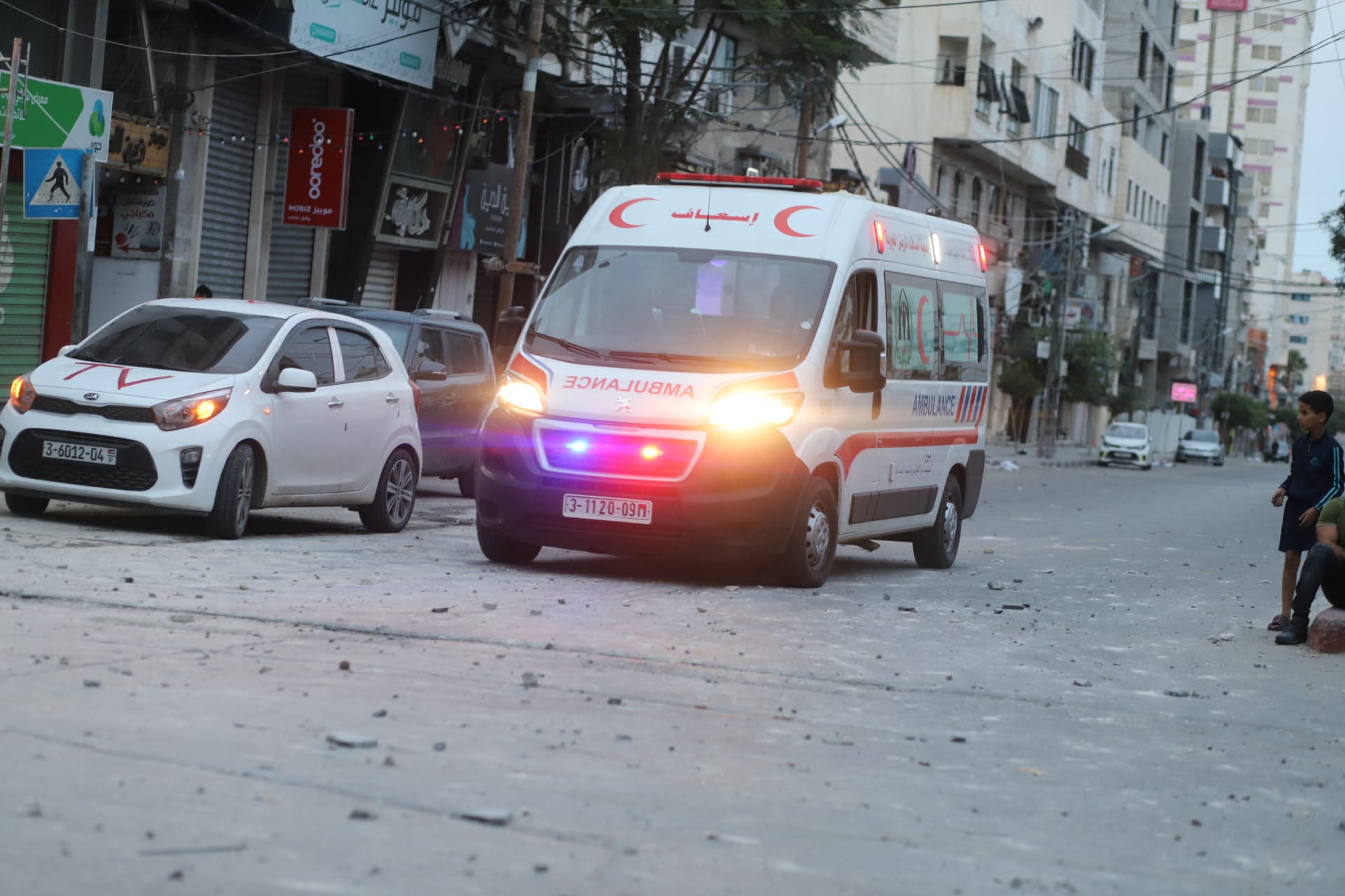 يستمر تدفق الجرحى إلى المستشفيات في وسط غزة
