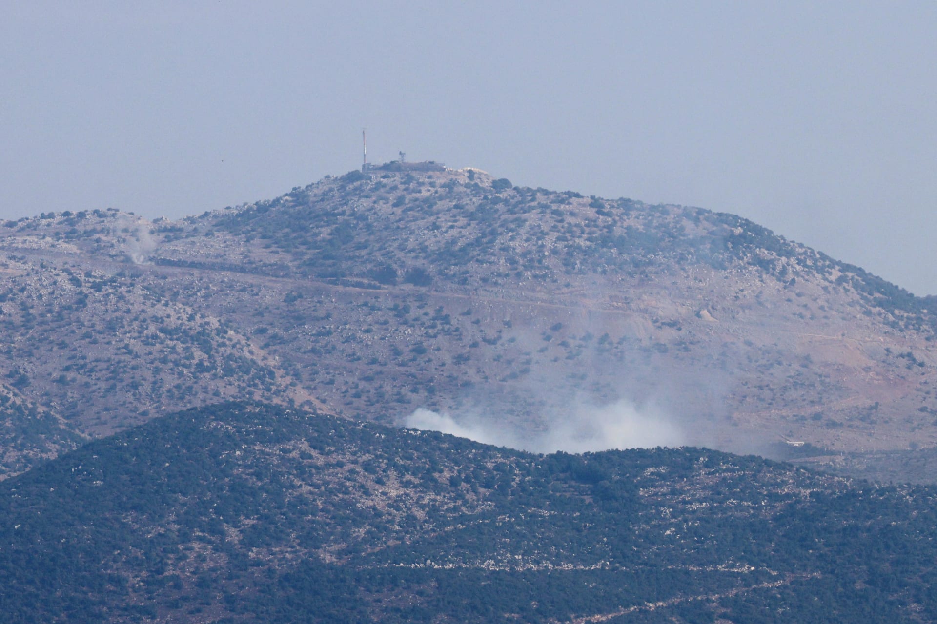 حزب الله يعلن شن هجمات بالصواريخ والقذائف على مواقع إسرائيلية بمزارع شبعا