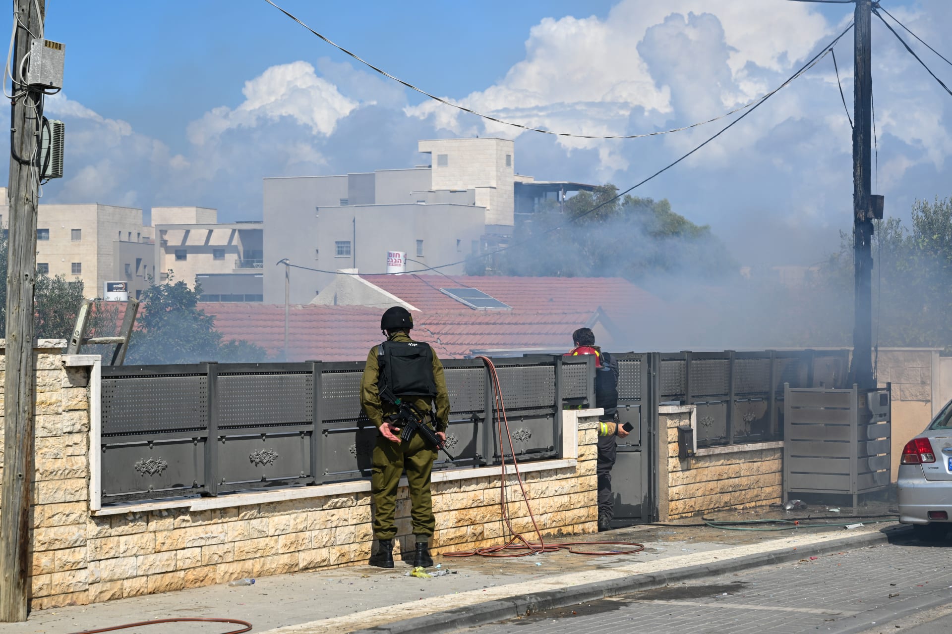 رجال الإطفاء وقوات الأمن يطفئون حريقا بعد انفجار صاروخ أطلق من غزة على منزل في 15 أكتوبر، 2023 في سديروت