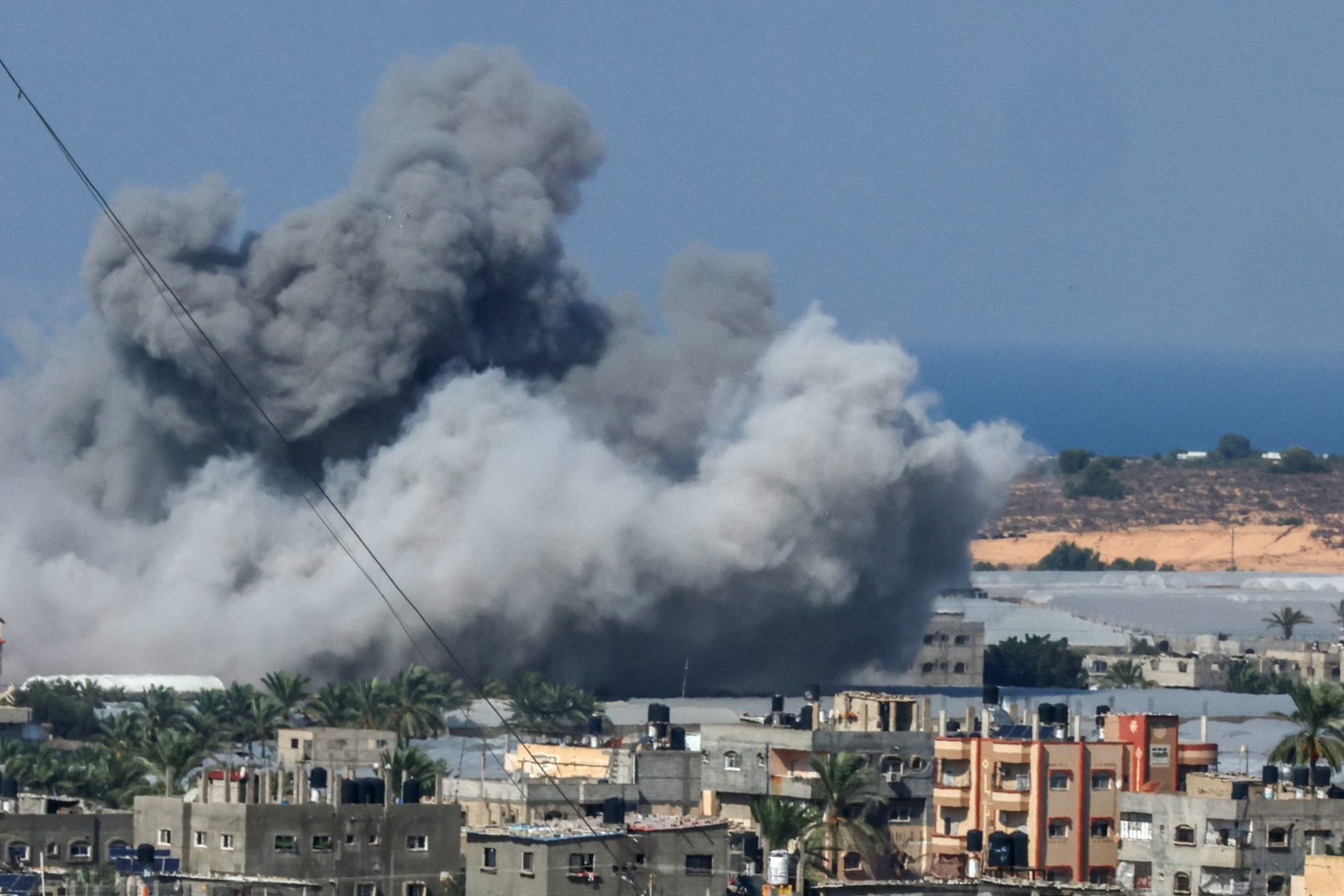 دخان يتصاعد بعد غارة جوية إسرائيلية على رفح في جنوب قطاع غزة في 16 أكتوبر/ تشرين الأول 2023