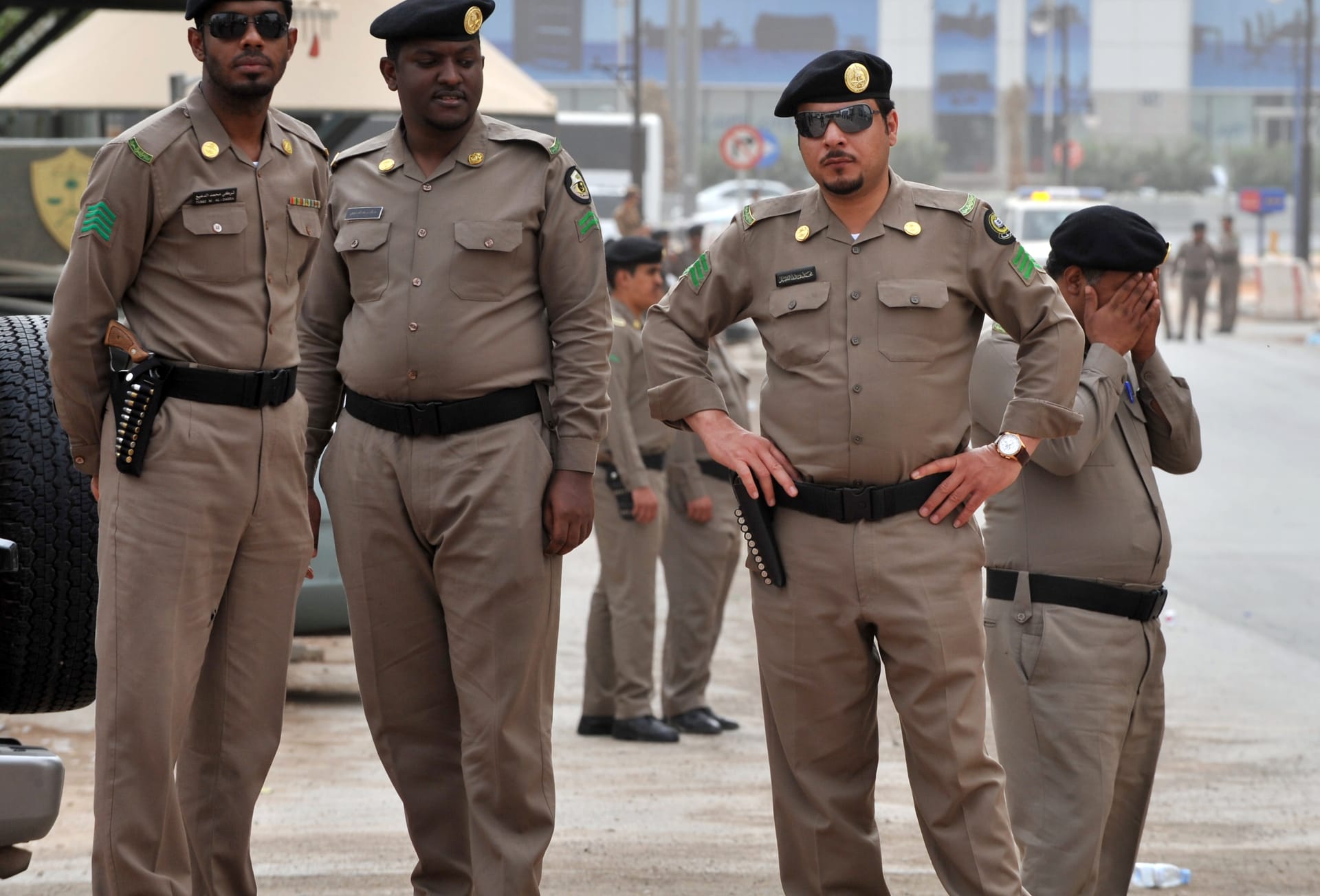 "سرقوا مركبات ولوحات لاستخدامها في جرائمهم".. الأمن السعودي يعلن اعتقال 3 مواطنين روجوا المخدرات بالرياض