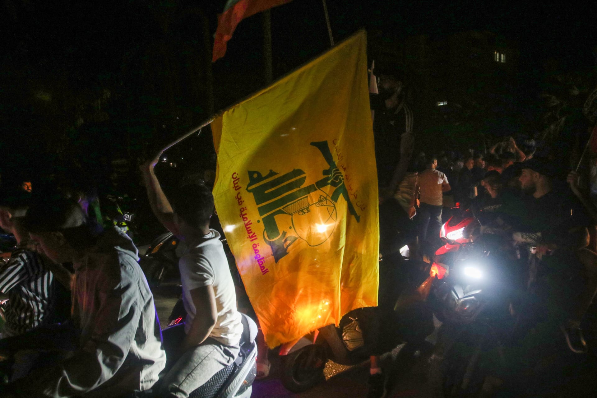 متظاهر يرفع علم حزب الله في صيدا الثلاثاء