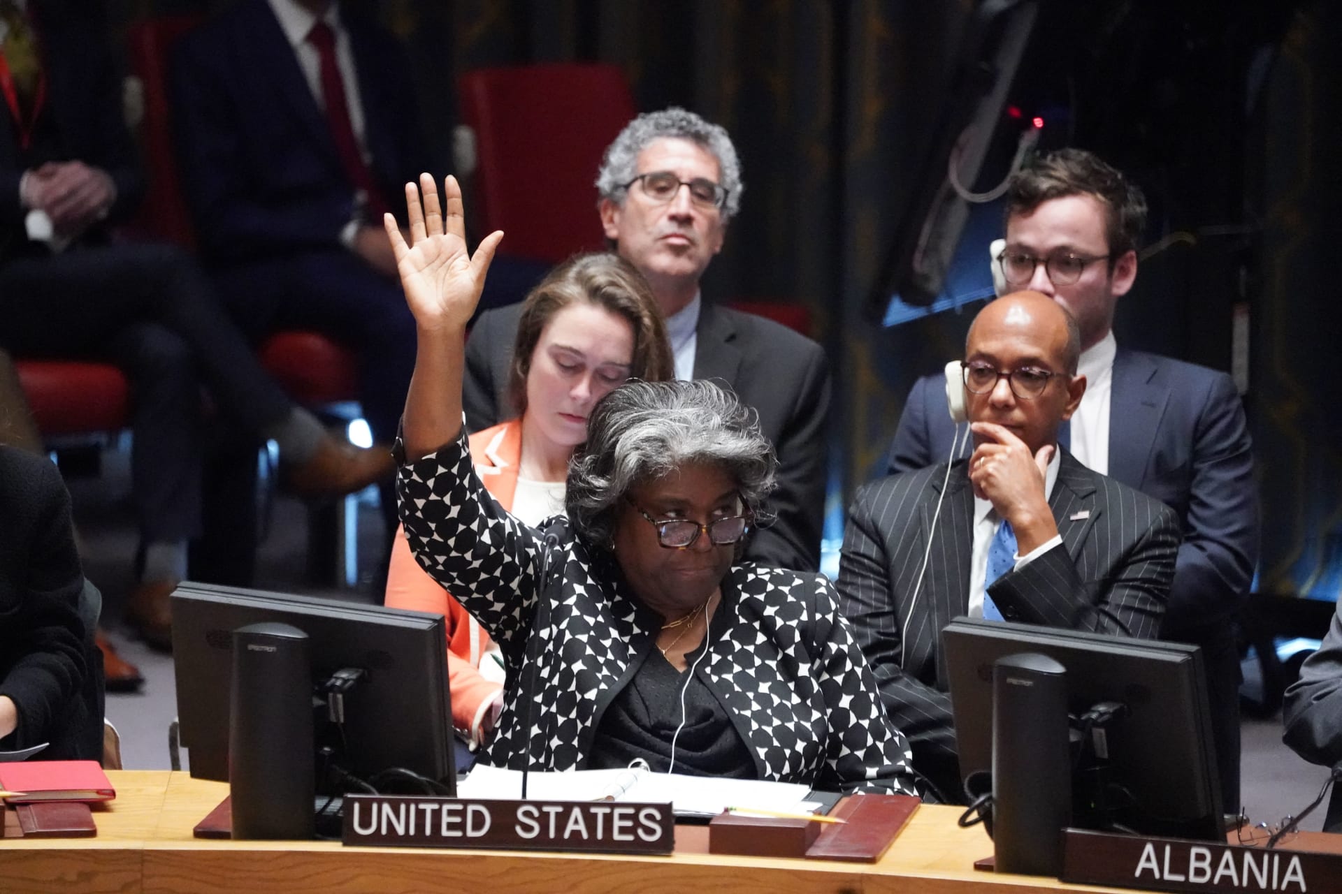 سفيرة الولايات المتحدة لدى الأمم المتحدة ليندا توماس غرينفيلد تصوت على قرار بشأن الوضع في إسرائيل وغزة في جلسة لمجلس الأمن حول الوضع في الشرق الأوسط، في 18 أكتوبر/ تشرين الأول 2023.