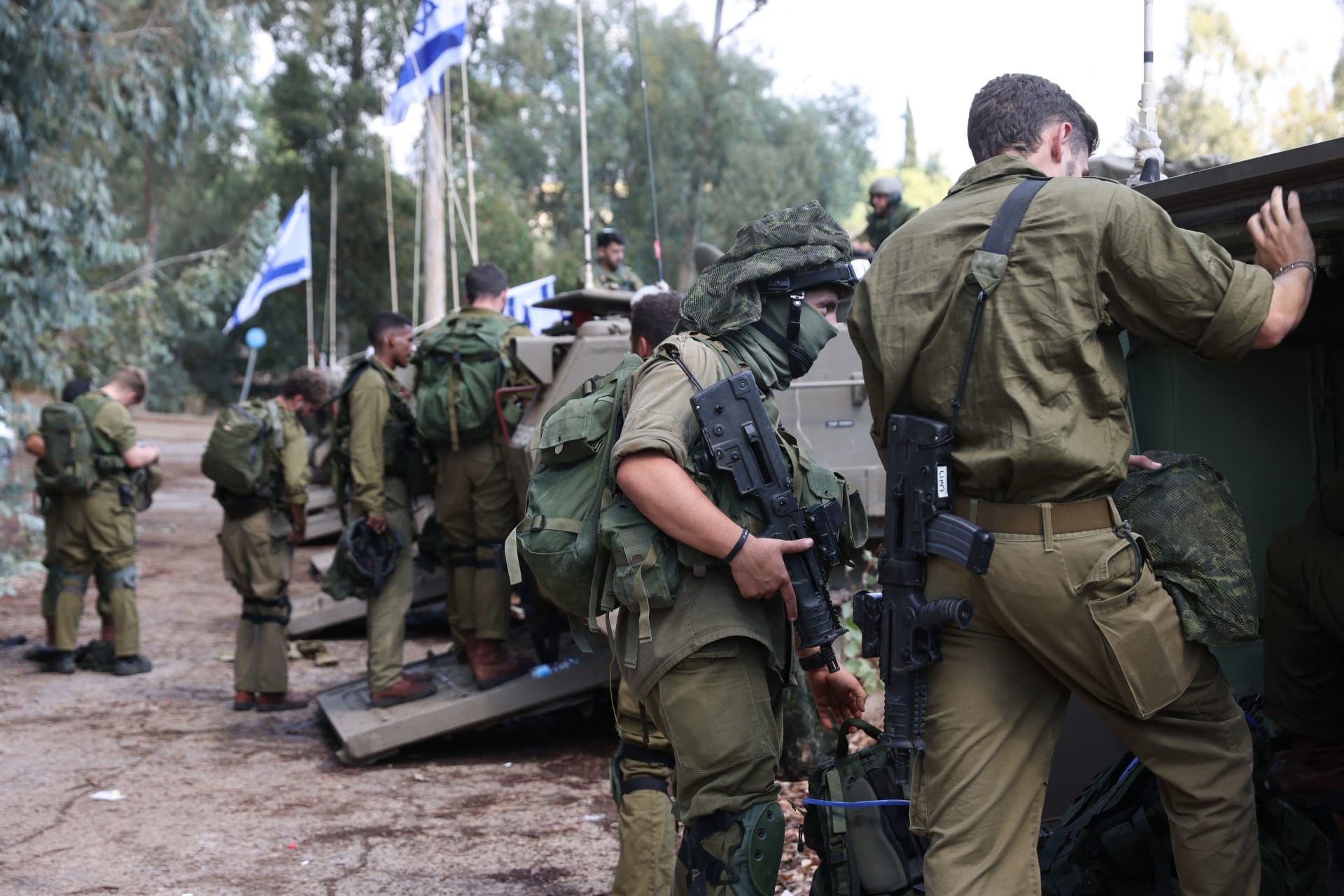 جنود إسرائيليون شمال بلدة كريات شمونة في 16 أكتوبر الجاري 