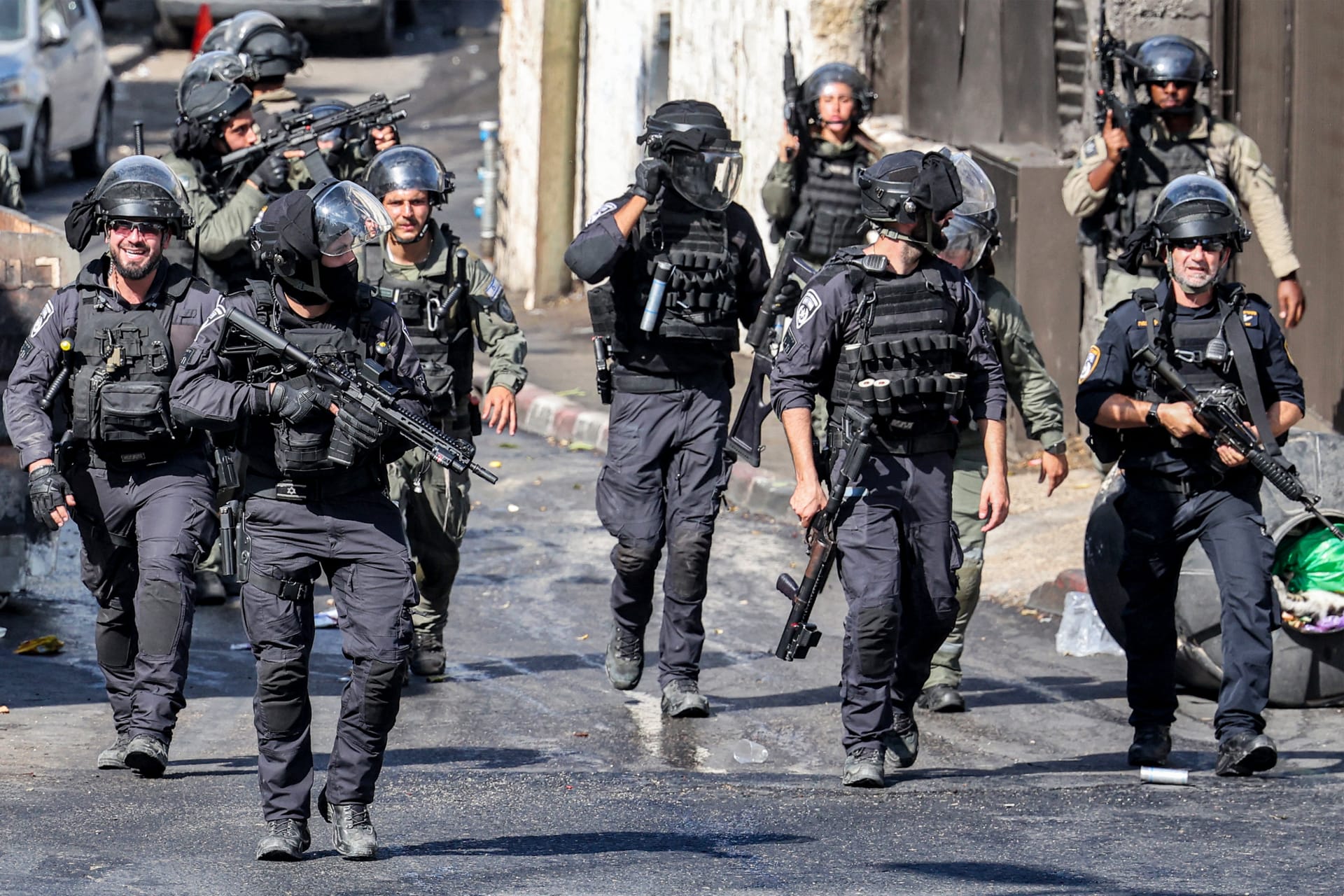 رجال شرطة مكافحة الشغب الإسرائيليون يسيرون خلال اشتباكات مع متظاهرين في 13 أكتوبر 2023