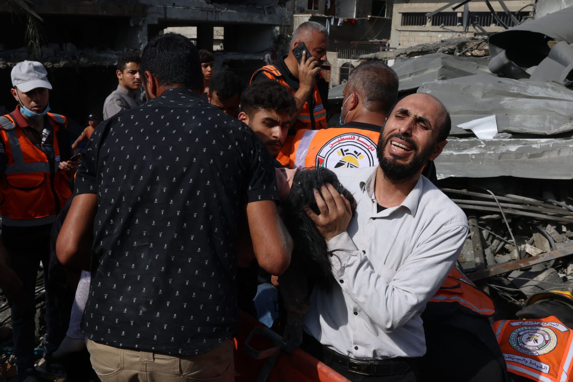  رد فعل مواطن فلسطيني عند انتشال جثة ابنته من تحت الأنقاض بعد غارة إسرائيلية على رفح في جنوب قطاع غزة في 22 أكتوبر/ تشرين الأول 2023.