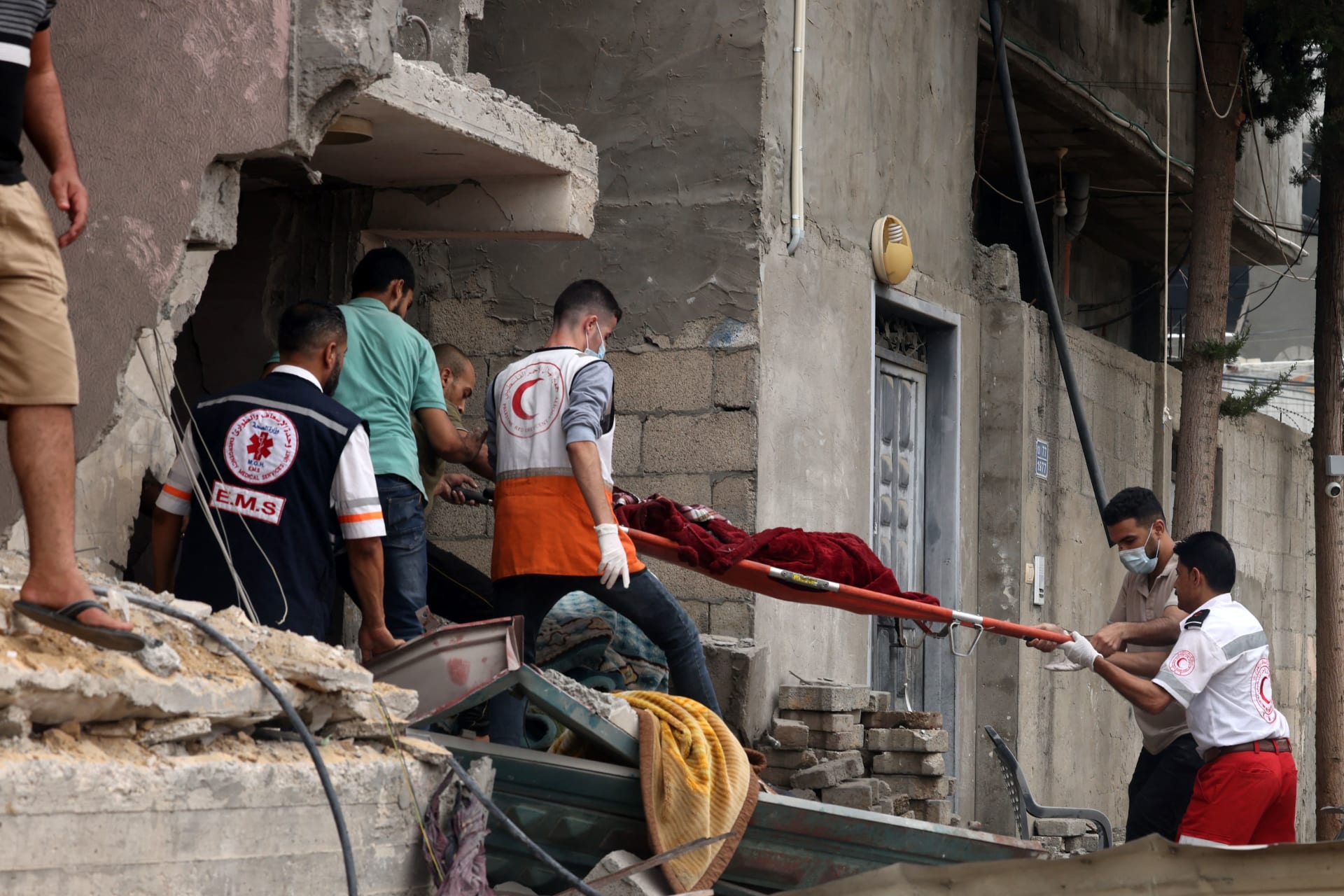 تحديث مباشر.. إسرائيل توسع عملياتها البرية وارتفاع حصيلة القتلى في غزة