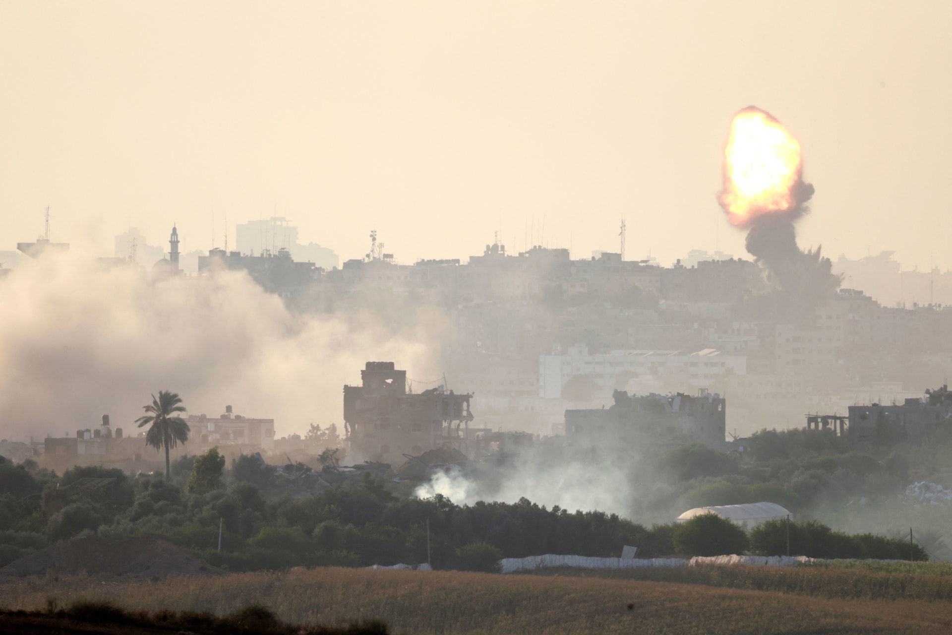 دخان يتصاعد خلال القصف الإسرائيلي على شمال قطاع غزة، وسط معارك مستمرة مع حماس في 30 أكتوبر/ تشرين الأول 2023.