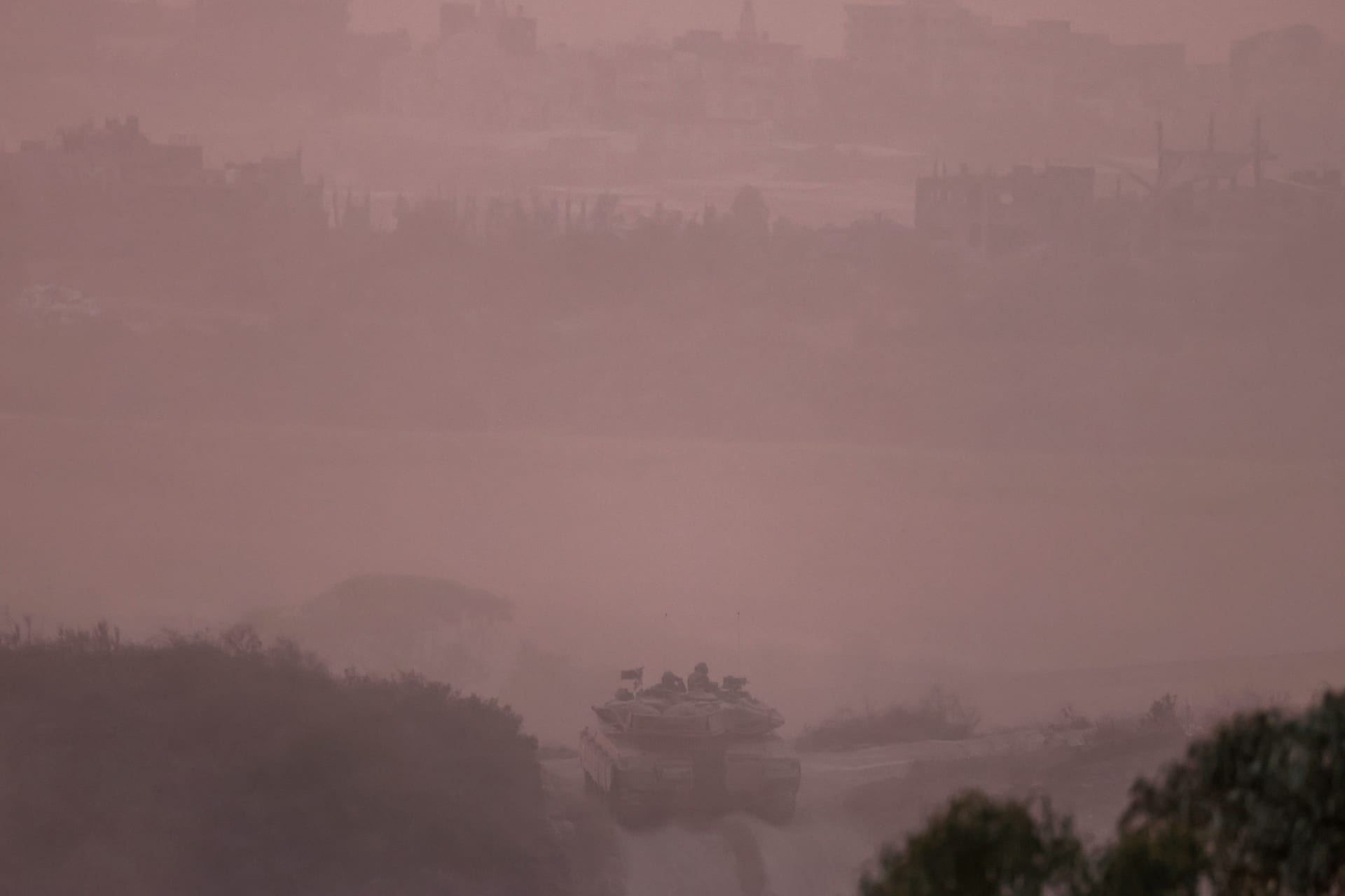  صورة تظهر دبابة إسرائيلية تسير على طول حدود إسرائيل مع قطاع غزة في 31 أكتوبر/ تشرين الأول 2023. 