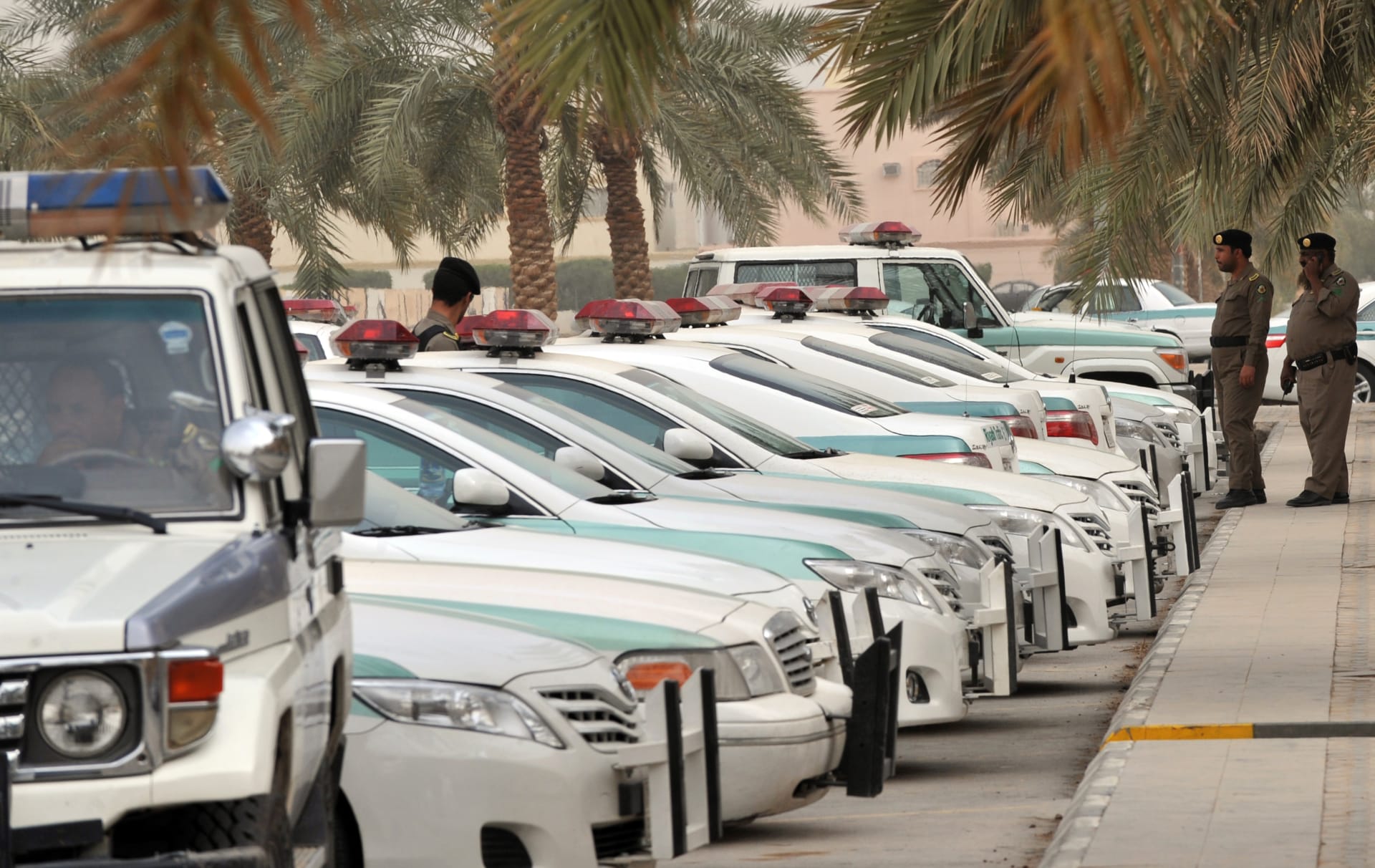 عطلت حركة المرور و"خالفت الآداب العامة".. الأمن السعودي يُعلن القبض على امرأة في الرياض