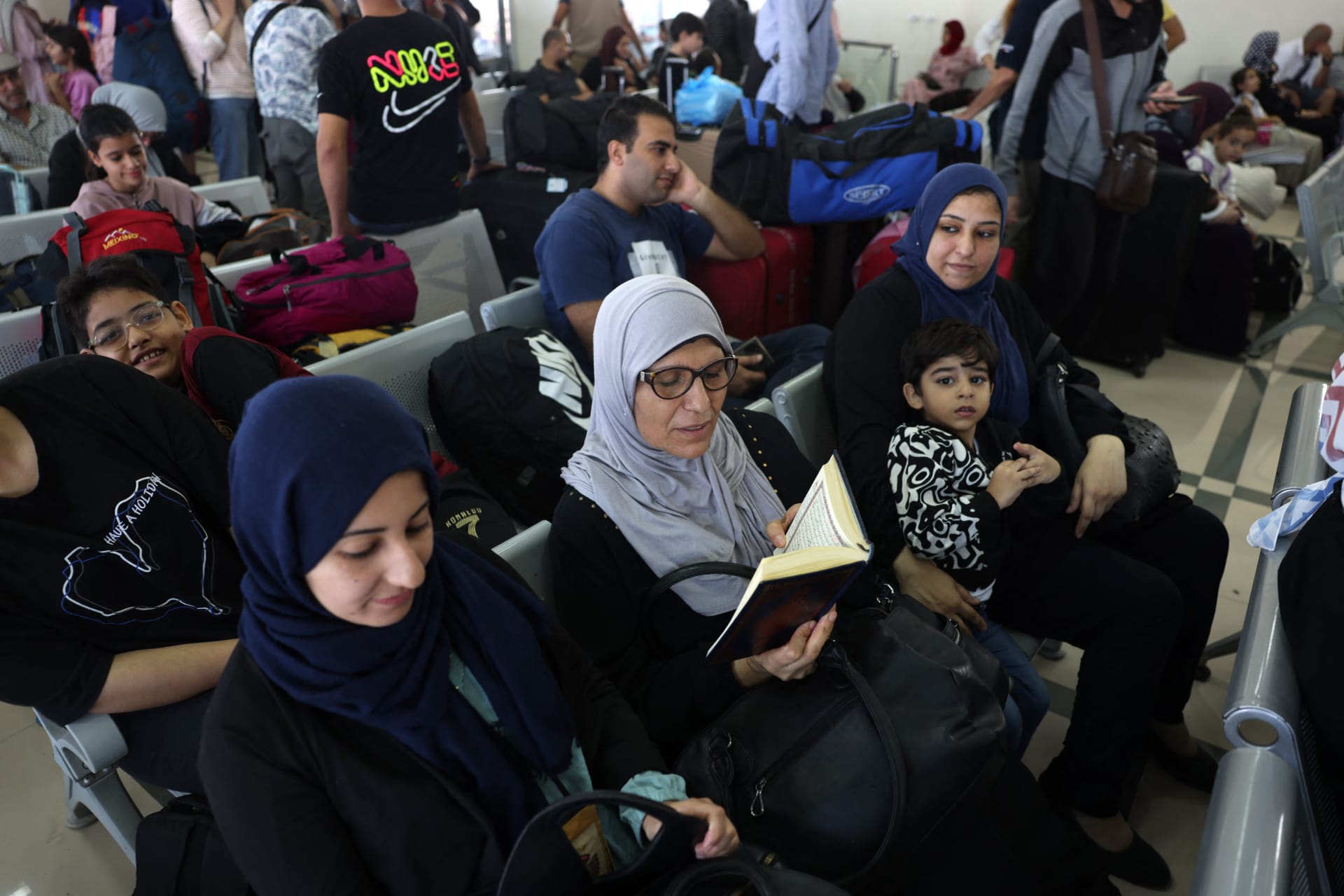 فلسطينيون وأجانب مزدوجو الجنسية يستعدون لمغادرة غزة معبر رفح مع مصر في 3 نوفمبر/ تشرين الثاني 2023.