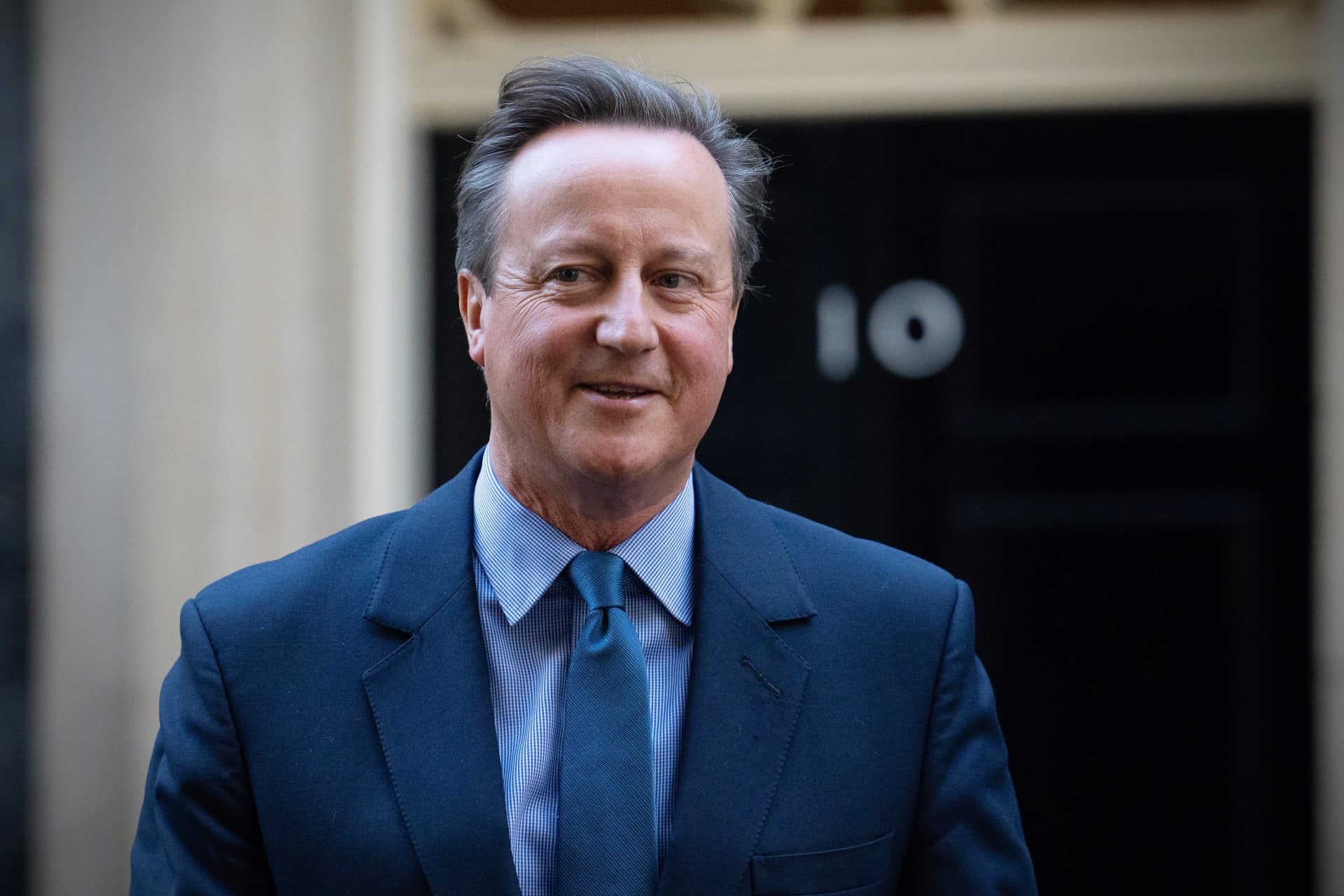 بعد إقالة برافرمان.. رئيس الوزراء البريطاني الأسبق ديفيد كاميرون يتولى الخارجية وكليفرلي يصبح وزيرا للداخلية