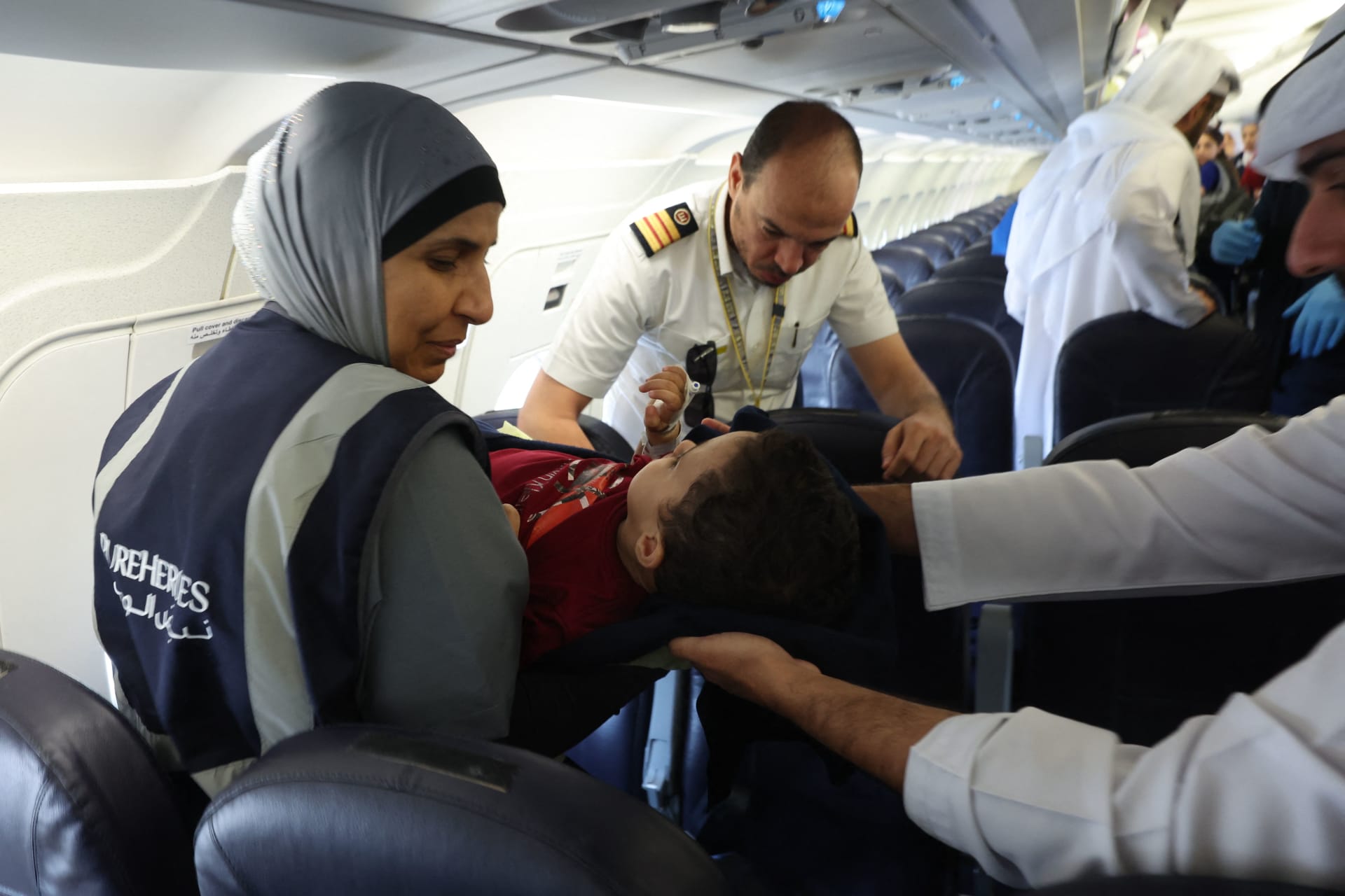قرقاش يُعلق على وصول 15 طفلا من غزة إلى الإمارات: "اختلطت مشاعر الألم بإنسانية الاستقبال"