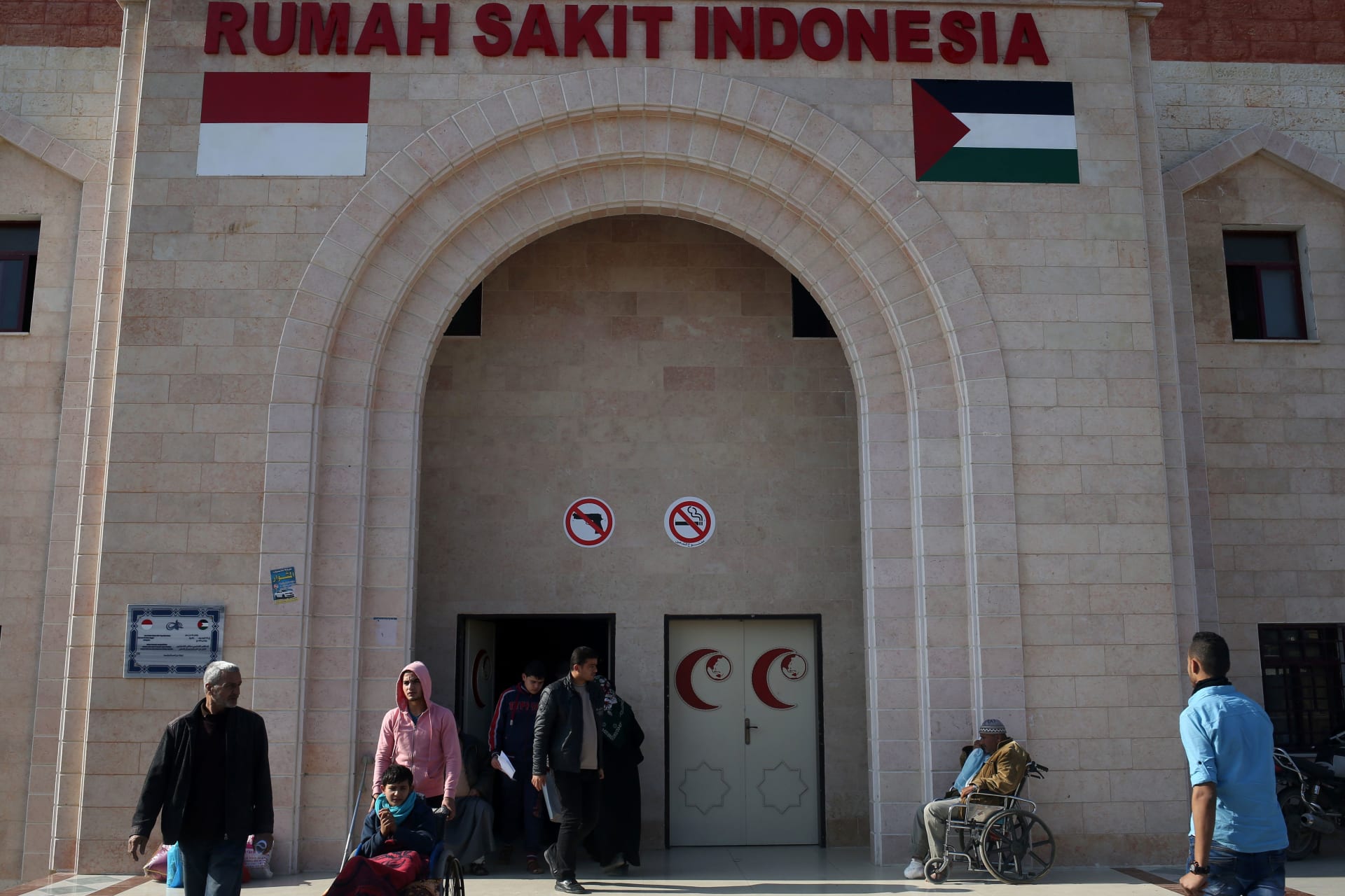 مستشار نتنياهو يُدافع عن ضرب المستشفى الإندونيسي في غزة: "متناسب مع القانون الدولي"