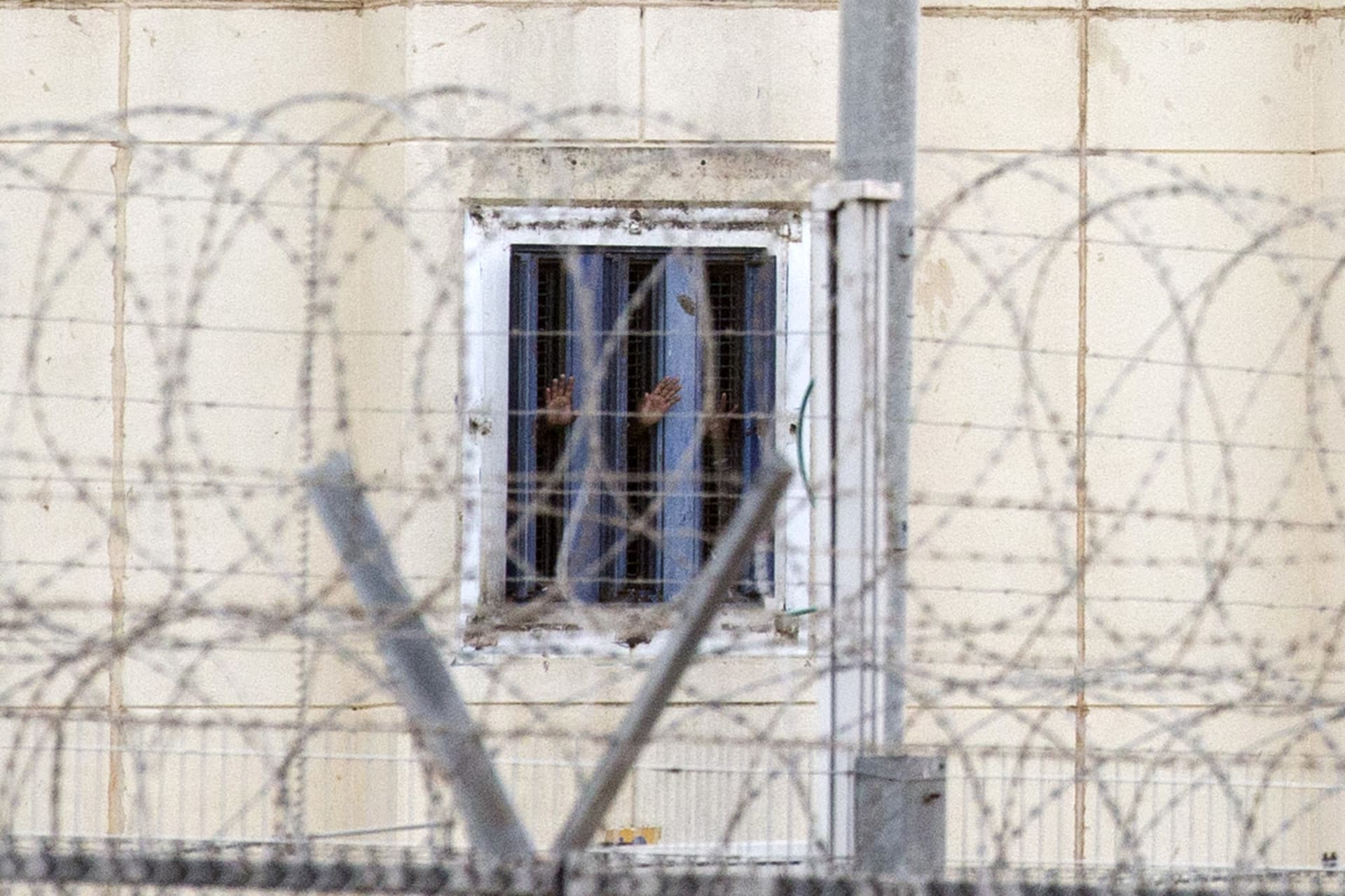 إسرائيل تنشر قائمة بـ300 فلسطيني بسجونها كجزء من قائمة أوسع لاتفاق إطلاق سراح الرهائن 